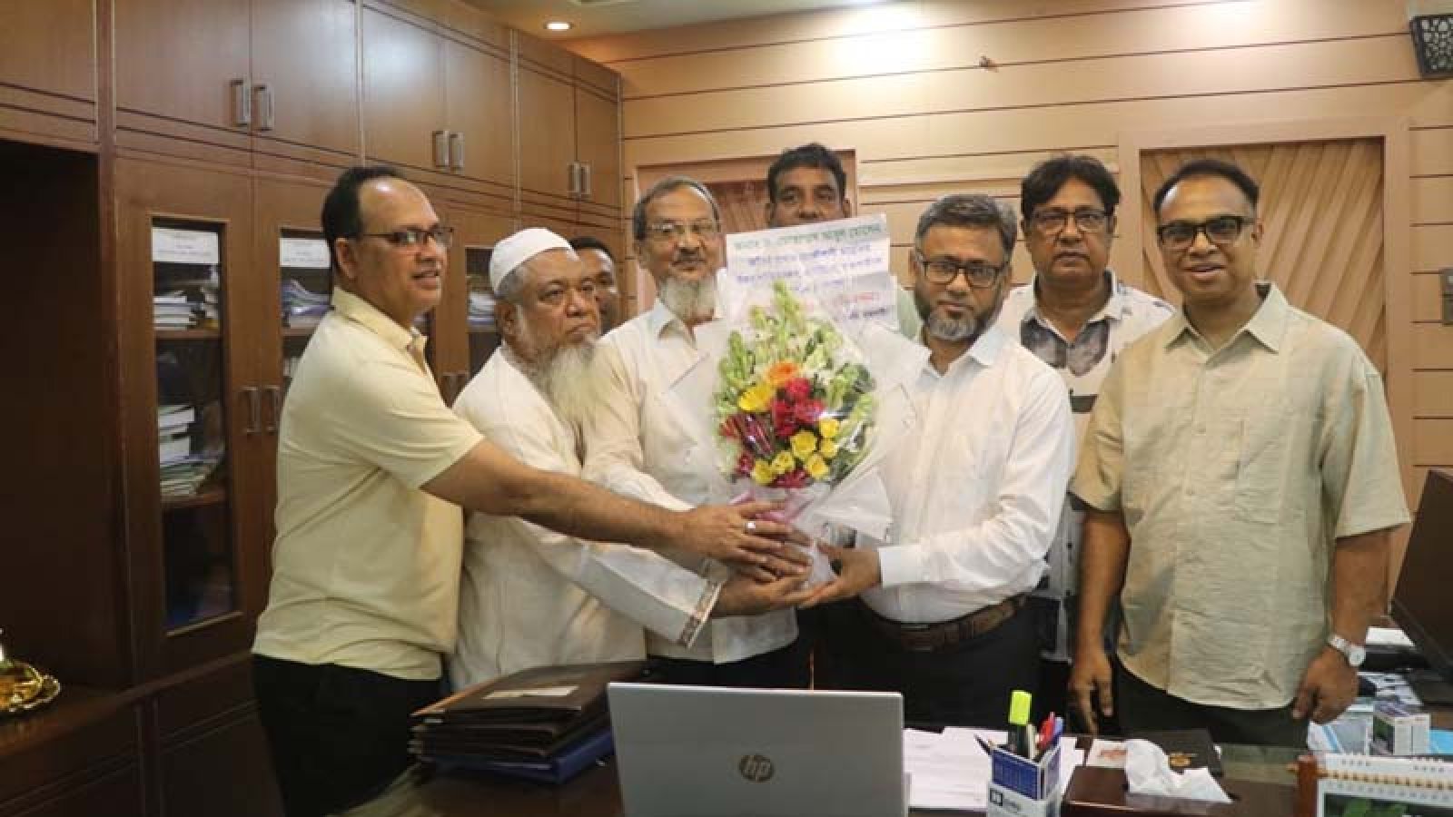 বাপাউবো অতিরিক্ত প্রধান প্রকৌশলীকে ঠিকাদার সমিতির ফুলের শুভেচ্ছা
