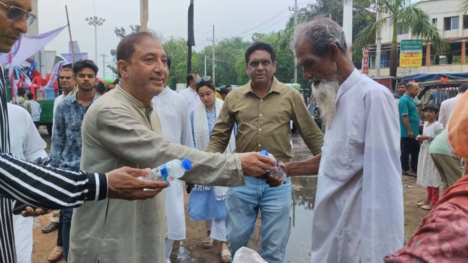 নগরীতে জাসাসের বিশুদ্ধ পানি, খাবার সেলাইন ও শরবত বিতরণ