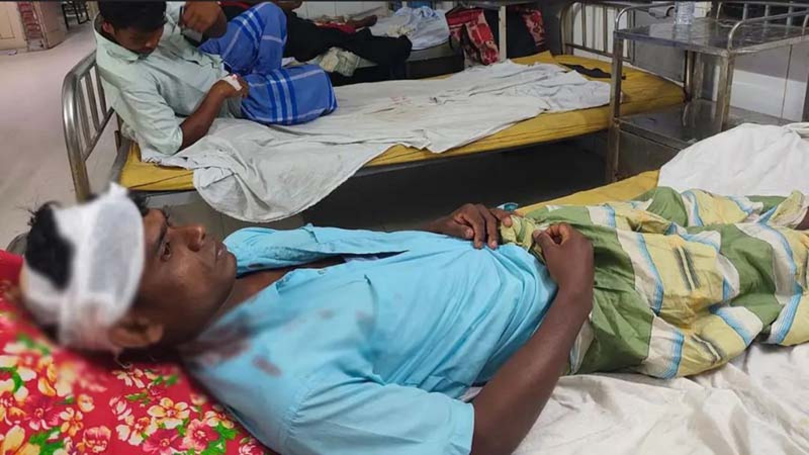 লালমনিরহাটে ব্যবসায়ীকে ছুরিকাঘাত করে অর্ধলাখ টাকা ছিনতাই