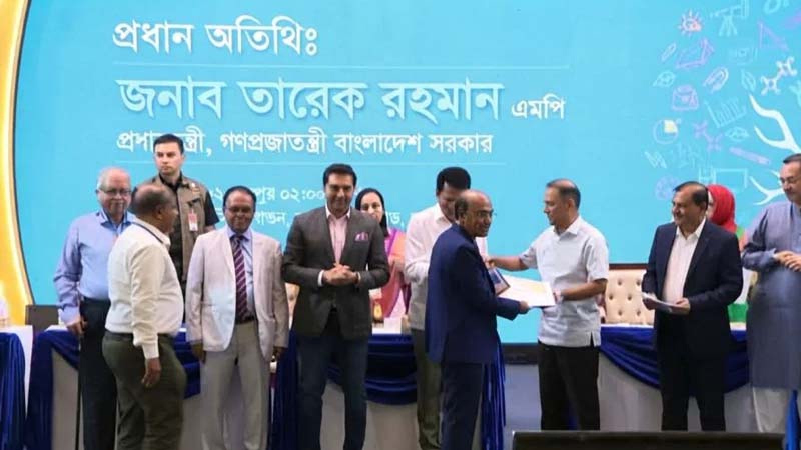 শতাধিক গুণী শিক্ষকের হাতে সম্মাননা তুলে দিলেন প্রধানমন্ত্রী