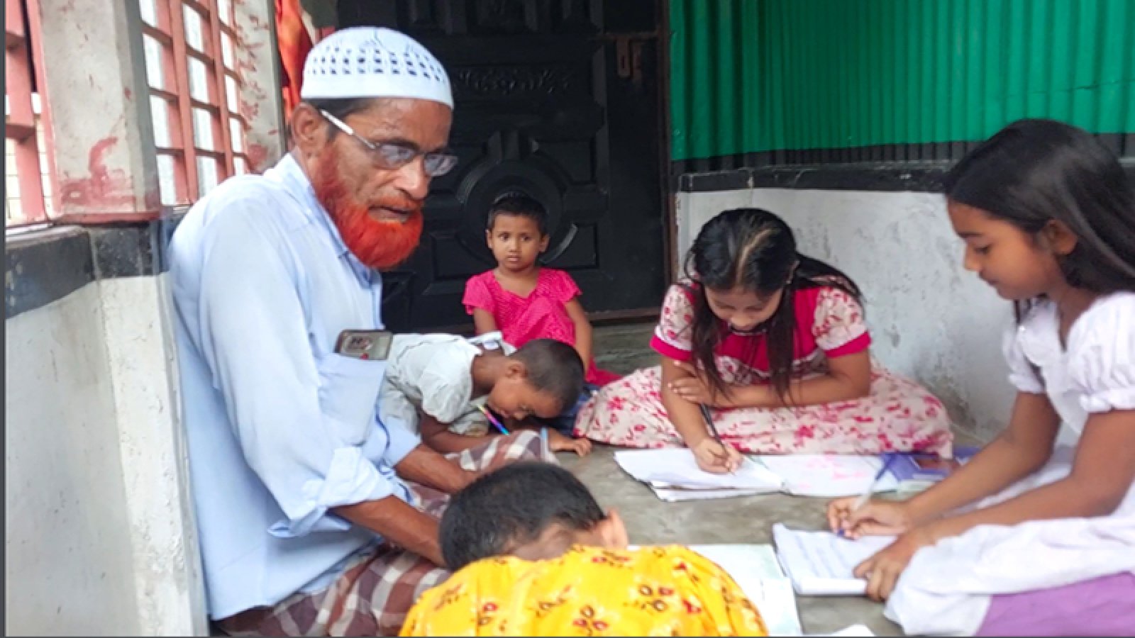 এক পা আর একটি বাইসাইকেলে চলছে মোক্তার হোসেনের জীবন যুদ্ধ
