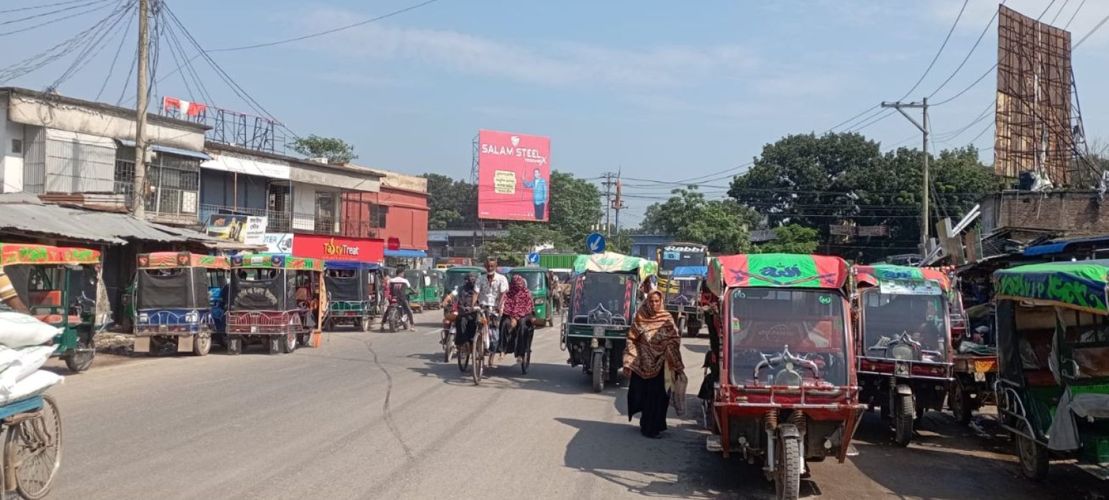 পুঠিয়ায় ব্যাটারিচালিত অটোর দাপট, আবাসিক মিটারে বাণিজ্যিক চার্জিংয়ের অভিযোগ