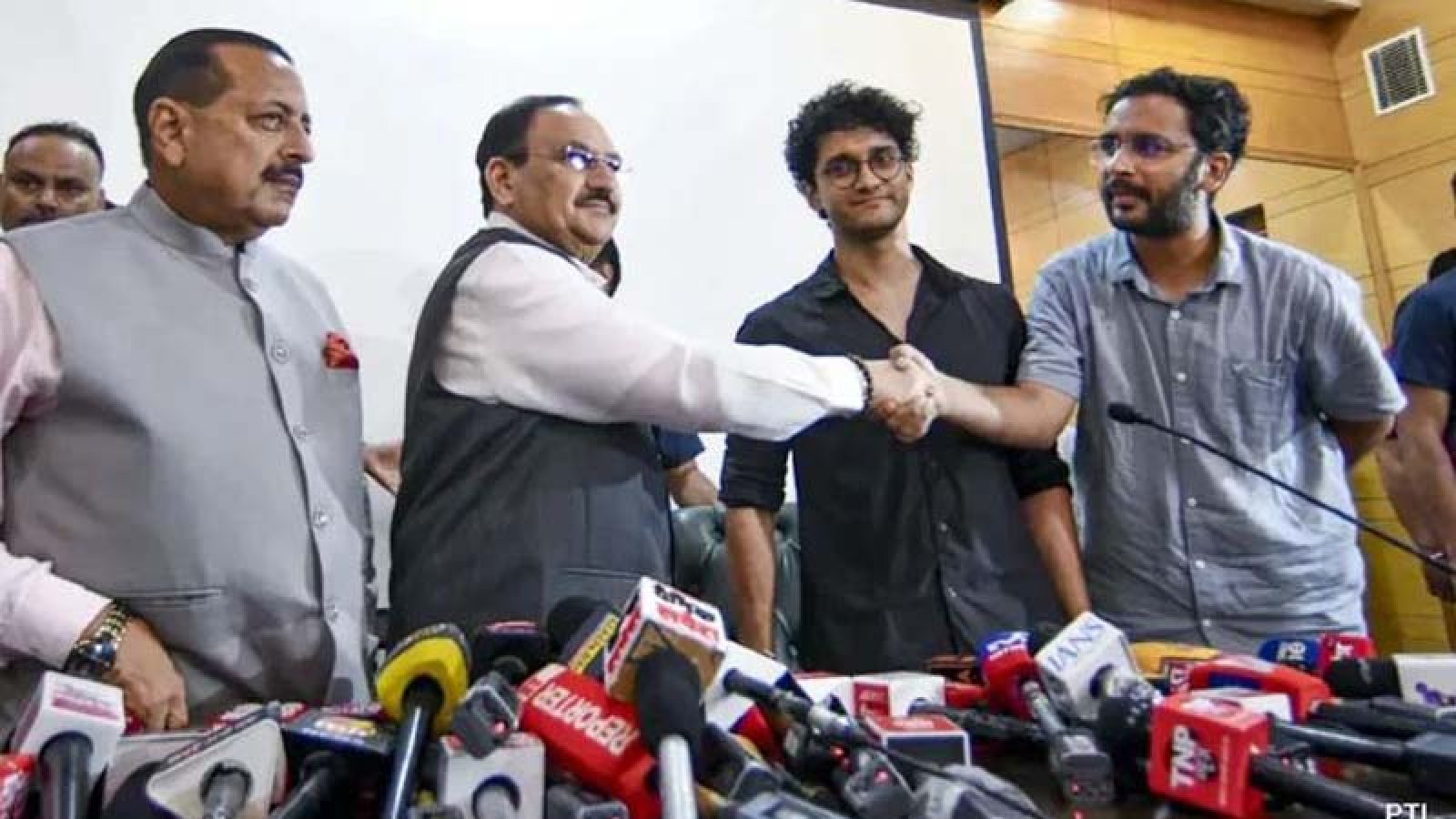 রাজনীতিতে যোগ দেবেন না ককরোচ পার্টির নেতারা