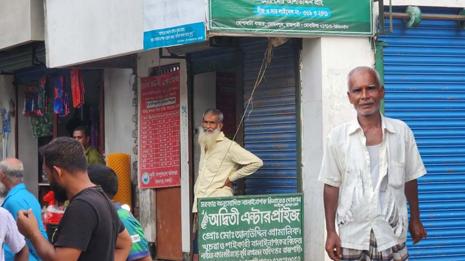 মোহনপুরে সার মজুদে অনিয়মের অভিযোগ, বাধা দিতে গিয়ে কৃষক আহত