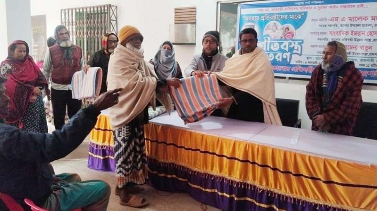তানোরে অসহায় প্রতিবন্ধীদের মাঝে শীতবস্ত্র বিতরণ