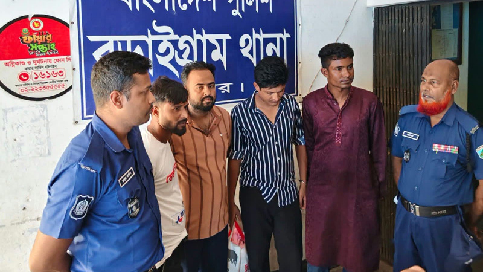 বড়াইগ্রামে ব্যবসায়ীর কাছে চাঁদা দাবির অভিযোগ গ্রেপ্তার ৪