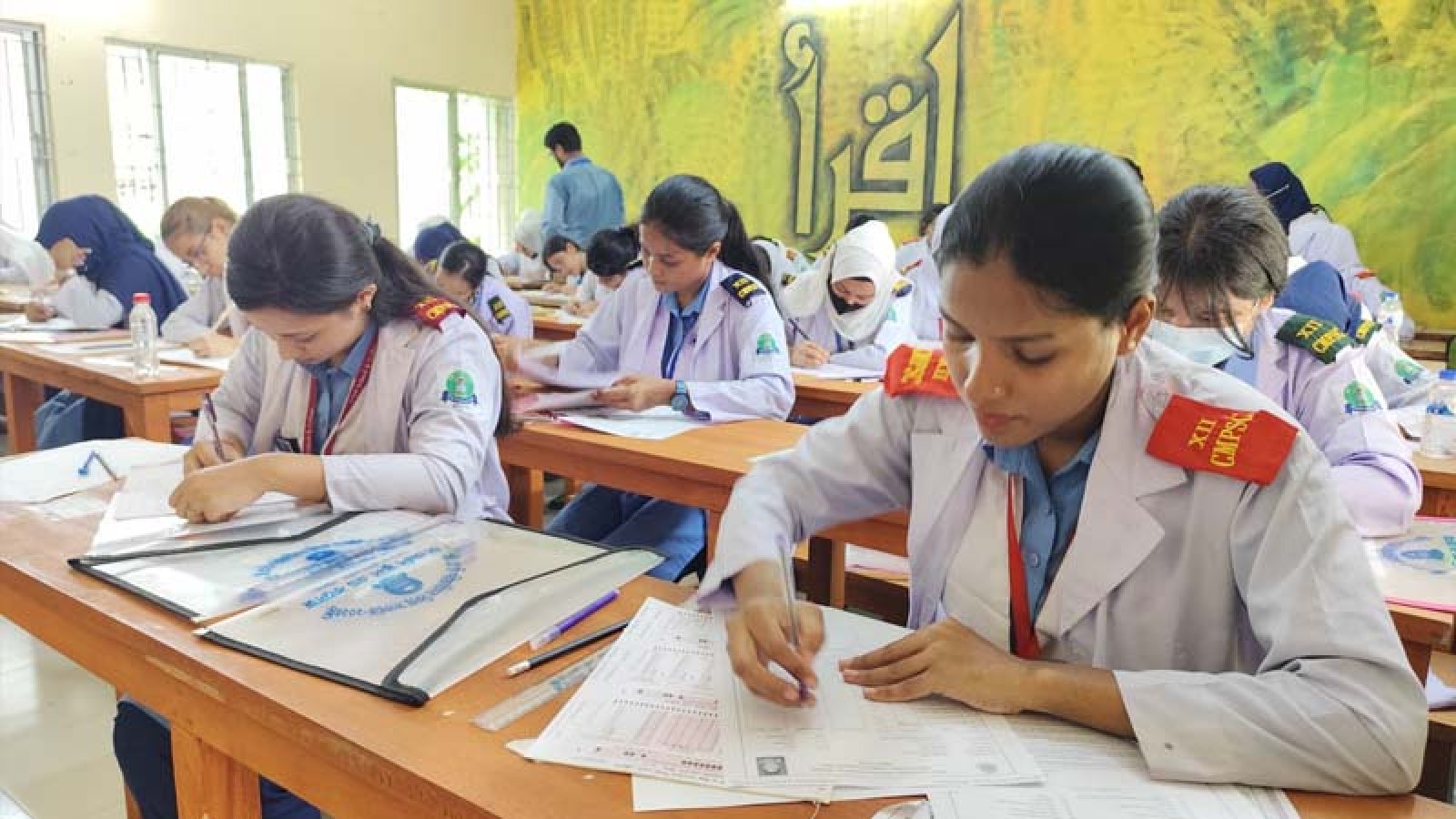 এইচএসসির দ্বিতীয় দিনে অনুপস্থিত ২৭ হাজার, বহিষ্কার ১৭ পরীক্ষার্থী