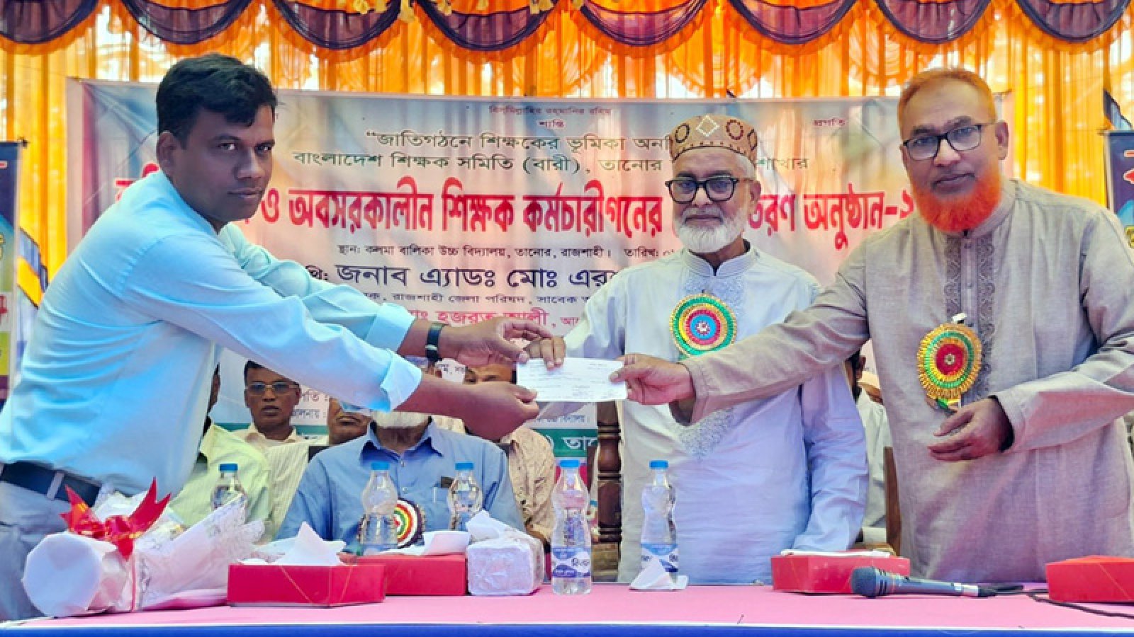 তানোরে শিক্ষক-কর্মচারিদের মাঝে চেক বিতরণ