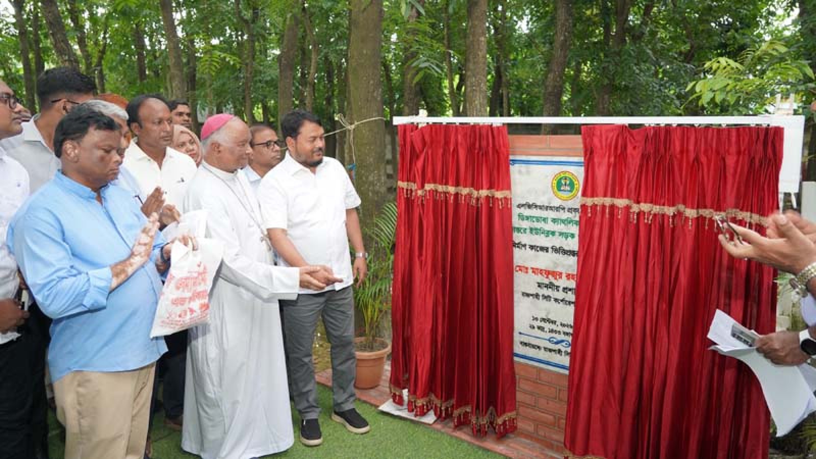 ডিঙ্গাডোবা ক্যাথলিক গোরস্থানের অভ্যন্তরে ইউনিব্লক সড়ক ও আরসিসি ড্রেন নির্মাণ কাজের ভিত্তিপ্রস্তর স্থাপন