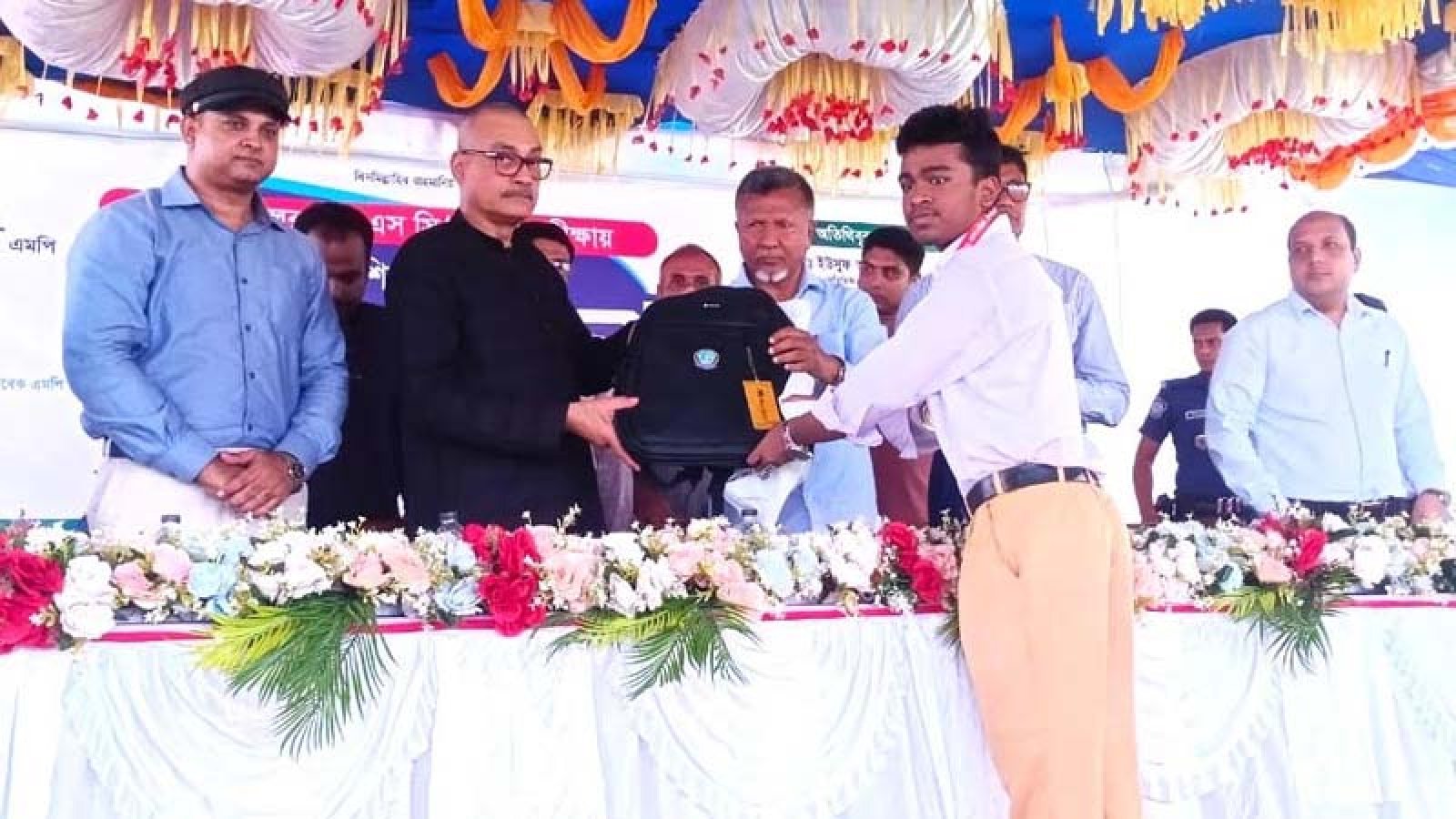 চাঁপাইনবাবগঞ্জ জেলা পরিষদের উদ্যোগে কৃতী শিক্ষার্থীদের সংবর্ধনা