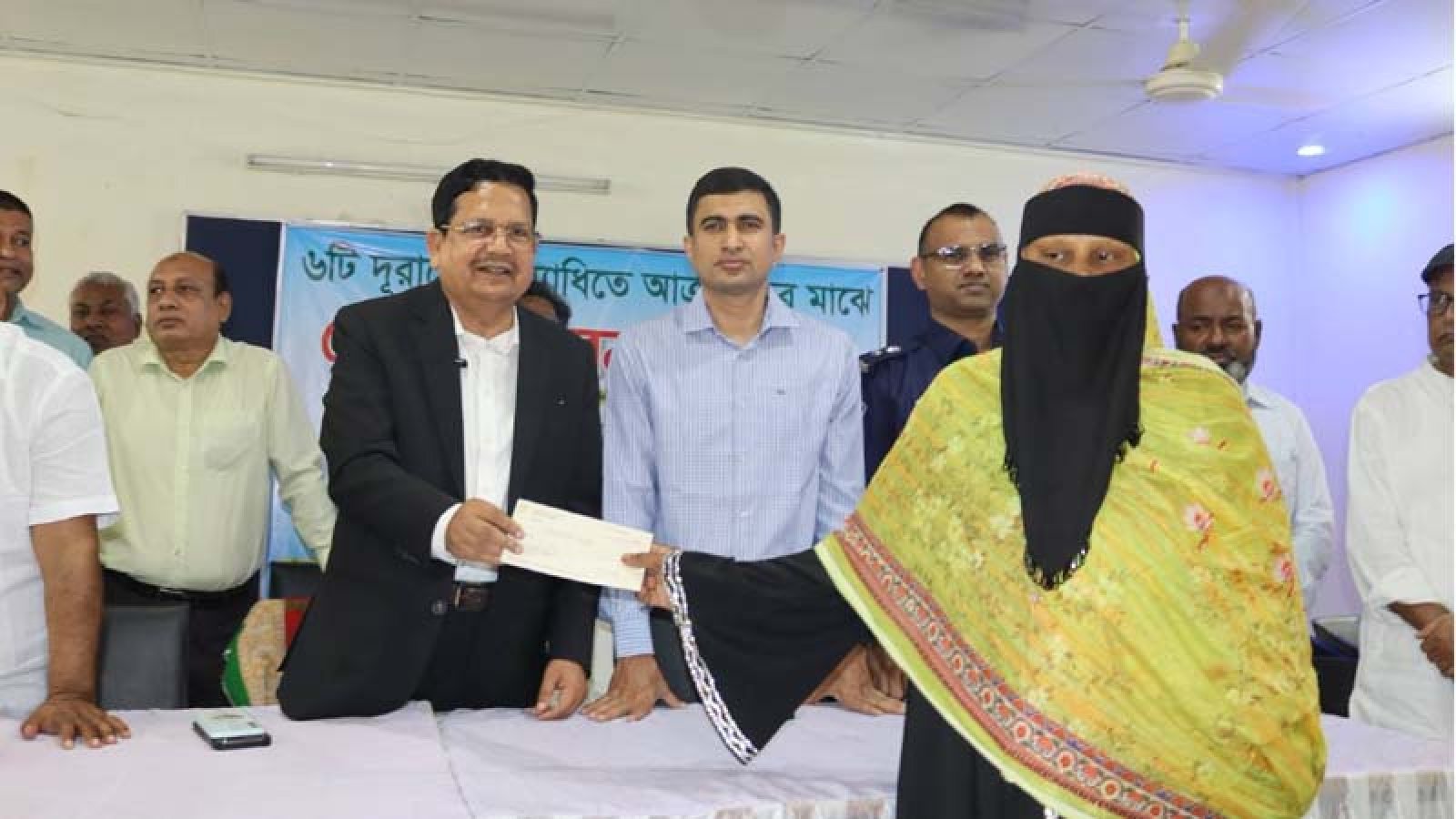 দুরারোগ্য ব্যধিতে আক্রান্ত রোগীদের অনুদানের চেক বিতরণ
