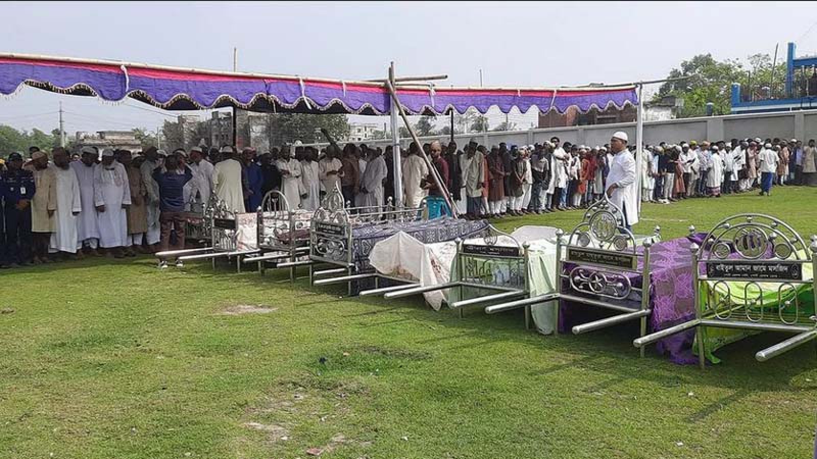 মোংলায় পাশাপাশি কবরে ৯ জনের দাফন সম্পন্ন