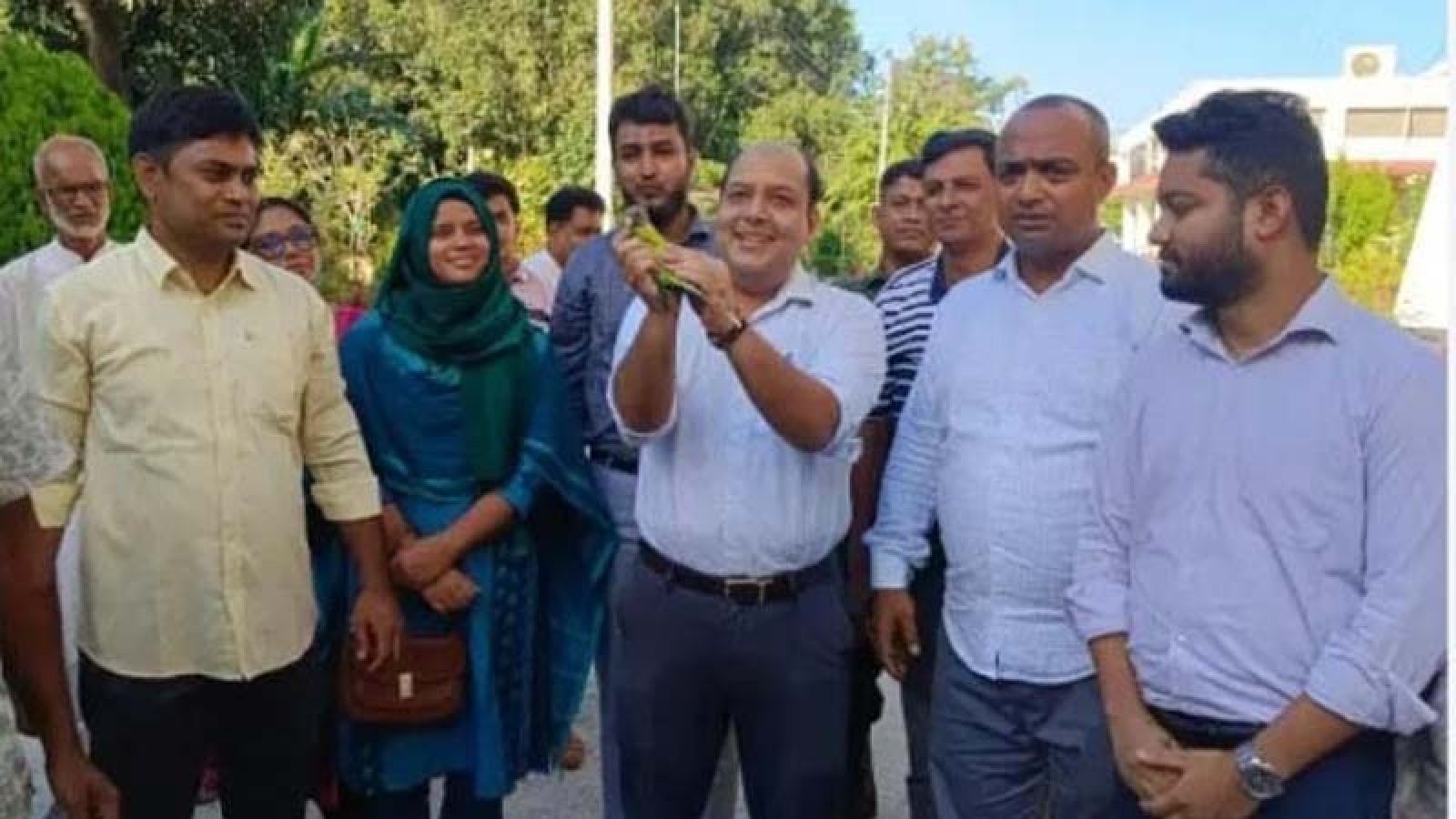 চাঁপাইনবাবগন্জে উদ্ধার হওয়া ২৩ টিয়া পাখি মুক্ত