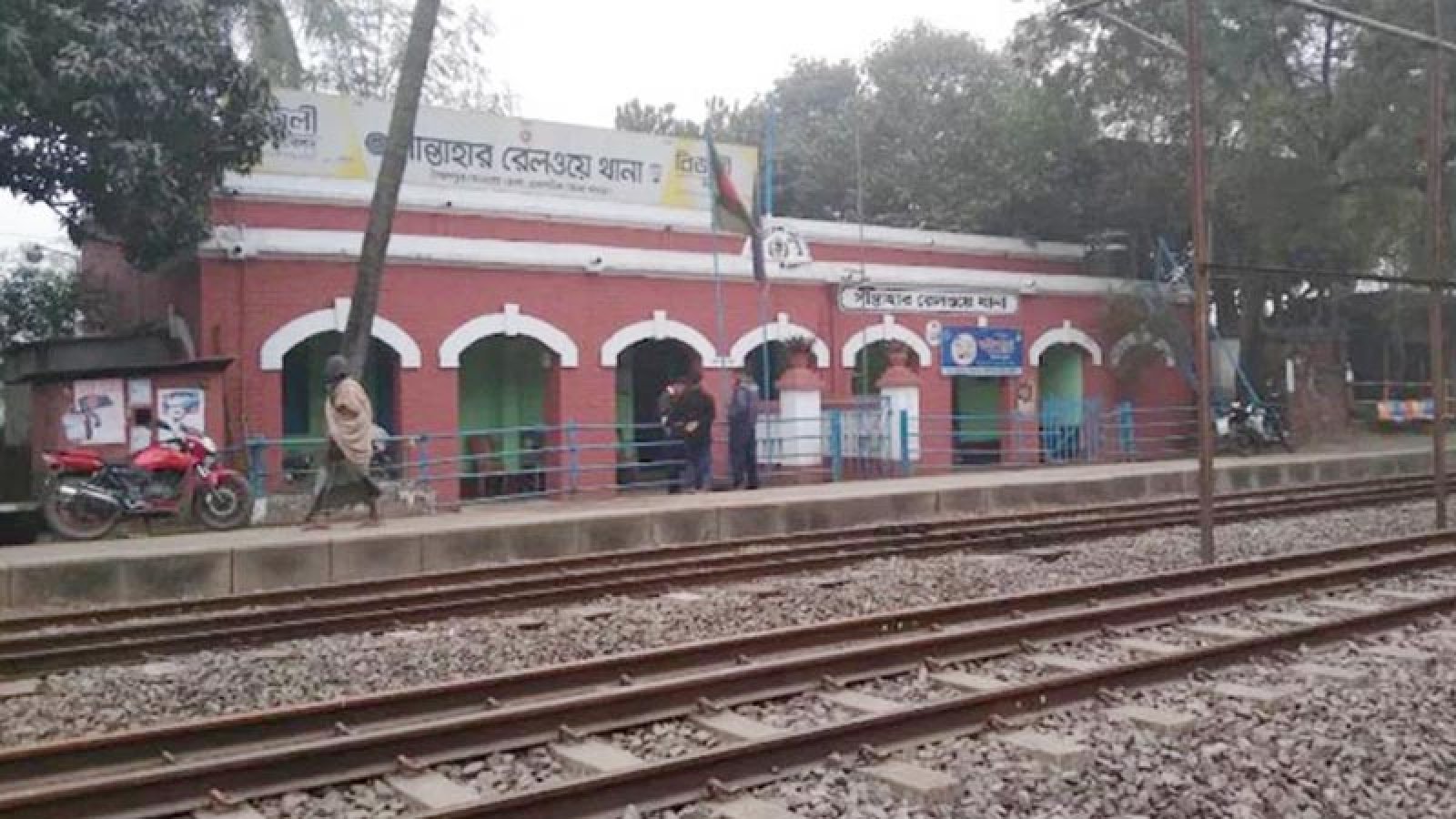 চলন্ত ট্রেনে নারীকে ধর্ষণের অভিযোগে ক্যান্টিনবয় গ্রেফতার, ‘যৌন হয়রানি’ করেছেন দুই পুলিশ