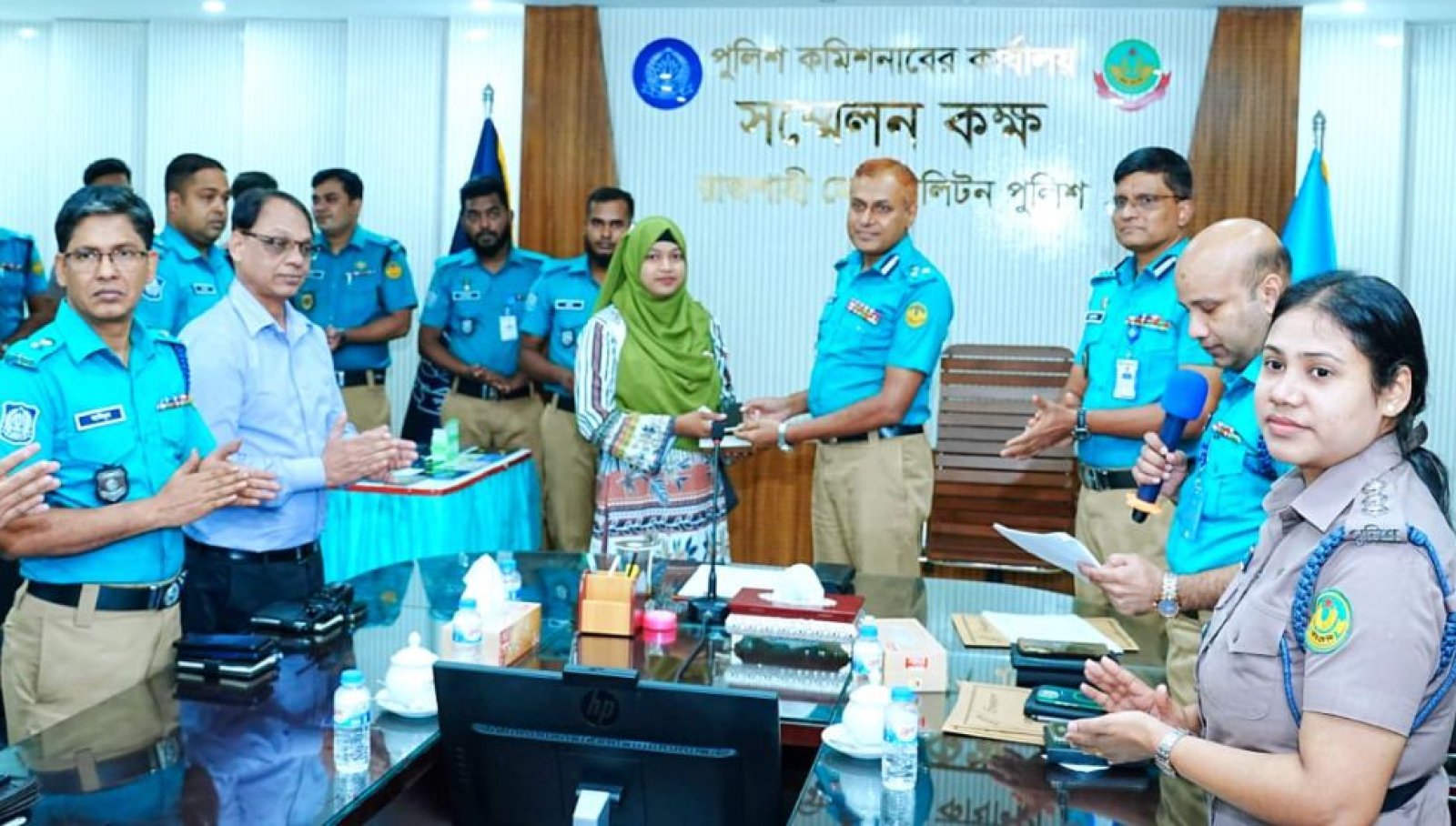 রাজশাহীতে হারানো ১২৫ মোবাইল ফোন উদ্ধার, মালিকদের কাছে হস্তান্তর