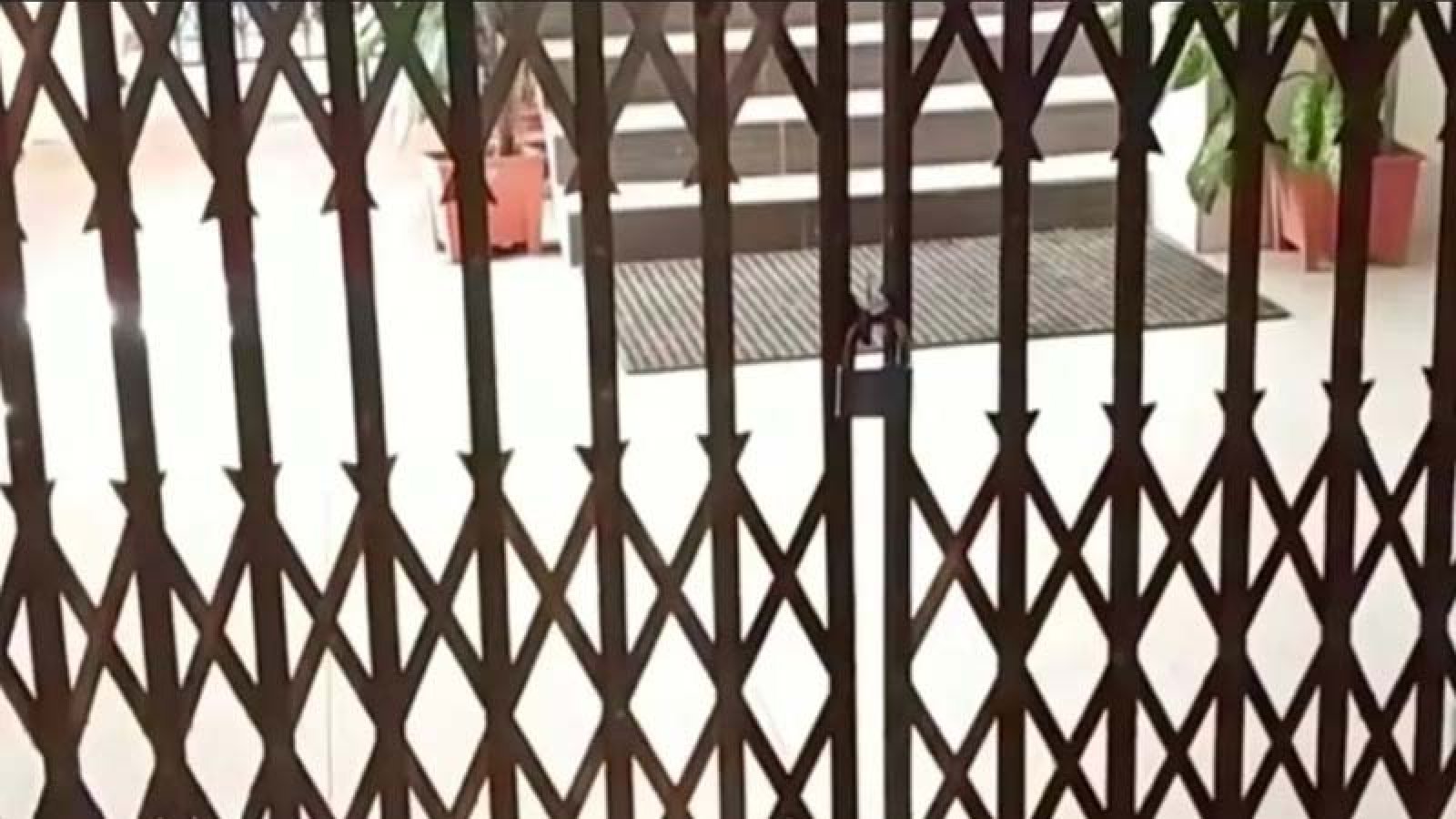 উপাচার্যকে ভেতরে রেখেই চুয়েটের ভিসি ভবনে তালা