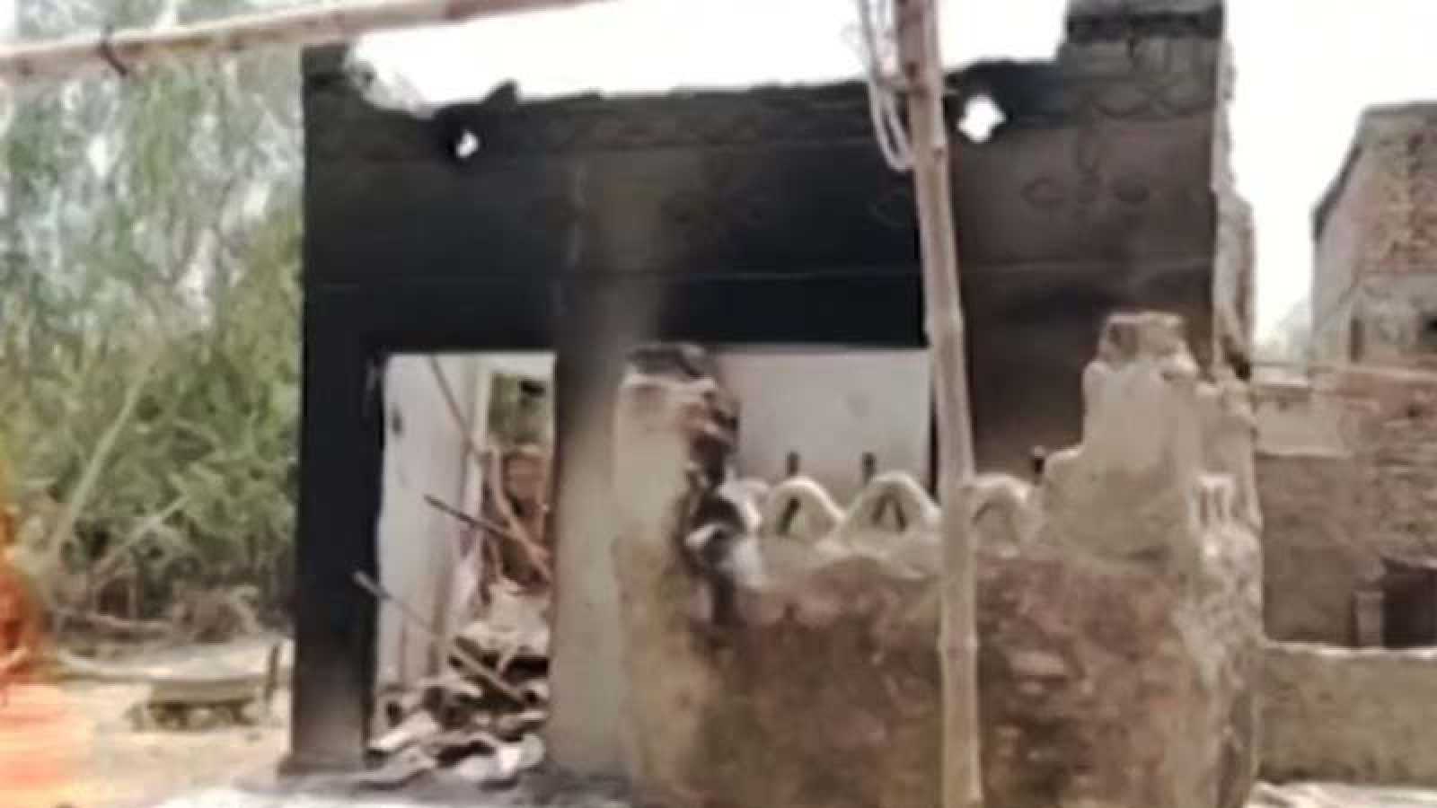 পরিবার-গোত্রের অমতে বিয়ে,পাকিস্তানে জ্বালিয়ে দেওয়া হলো শতাধিক ঘরবাড়ি