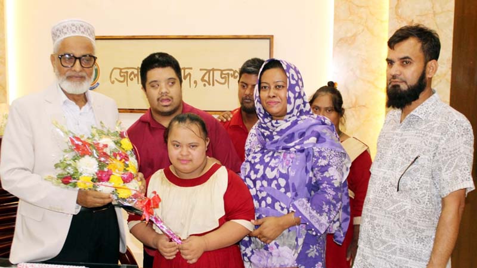 জেলা পরিষদের প্রশাসককে প্রতিবন্ধী শিক্ষার্থীদের ফুলেল শুভেচ্ছা