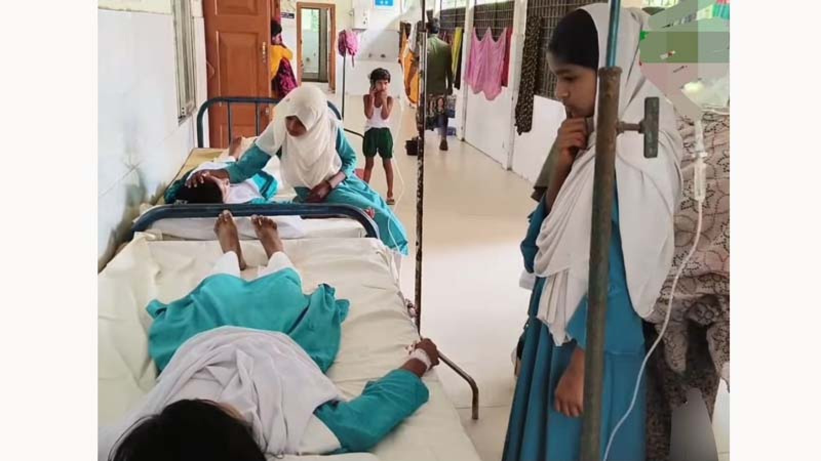 শিবগঞ্জে পেঁয়াজু খেয়ে অসুস্থ সপ্তম শ্রেণির ৭ শিক্ষার্থী