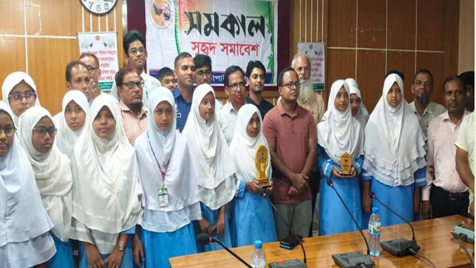 গোমস্তাপুরে বিতর্ক প্রতিযোগিতায় চ্যাম্পিয়ন আলীনগর বালিকা উচ্চ বিদ্যালয়