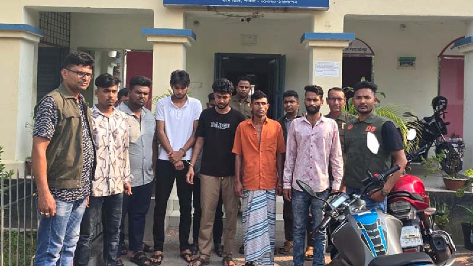 পাবনায় অপহরণকারী চক্রের ৮ সদস্য আটক, দুই কলেজ শিক্ষার্থী উদ্ধার