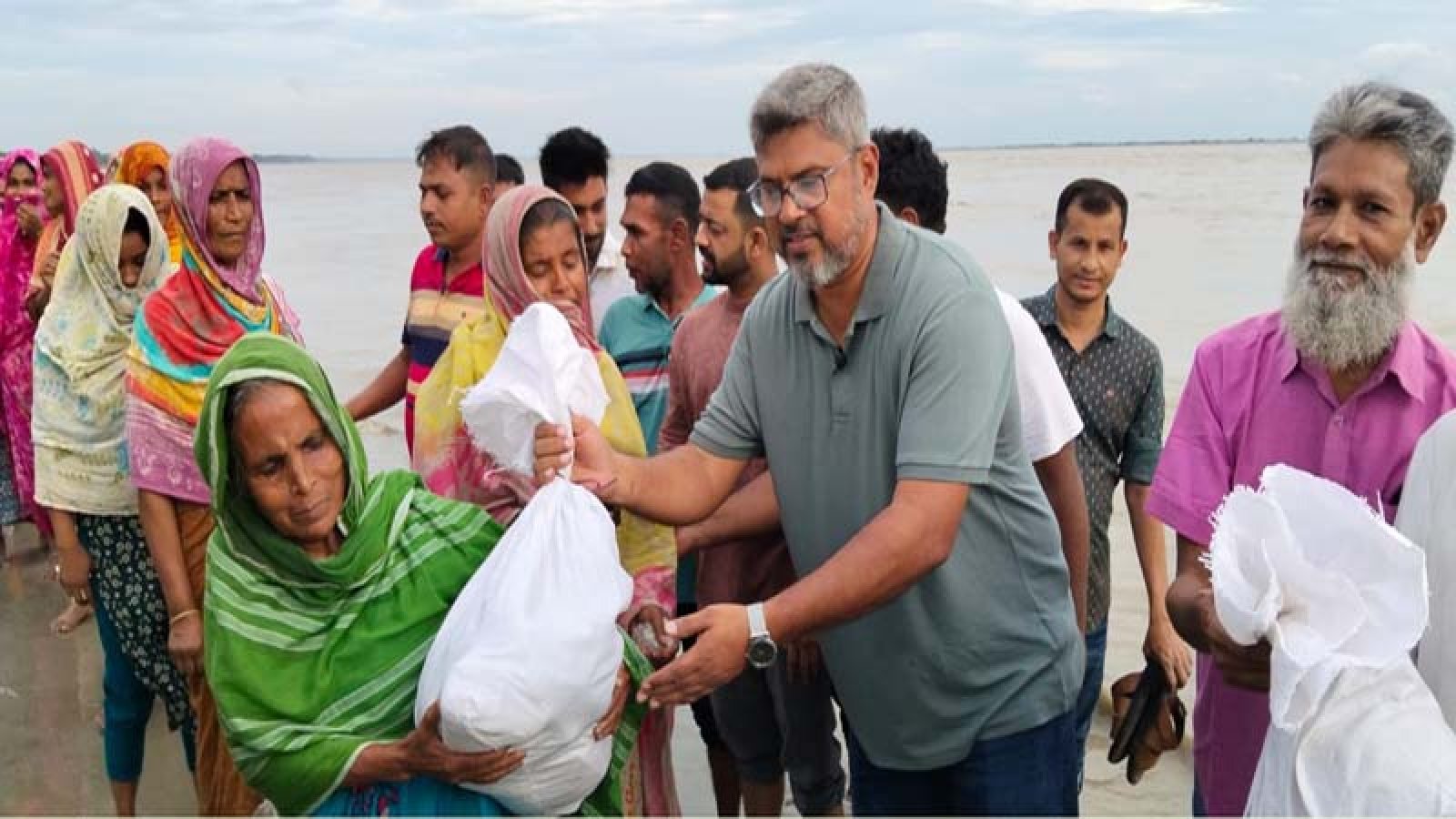 নগরীর পদ্মায় প্লাবিত এলাকায় আরডিএ চেয়ারম্যানের খাদ্যসামগ্রী বিতরণ