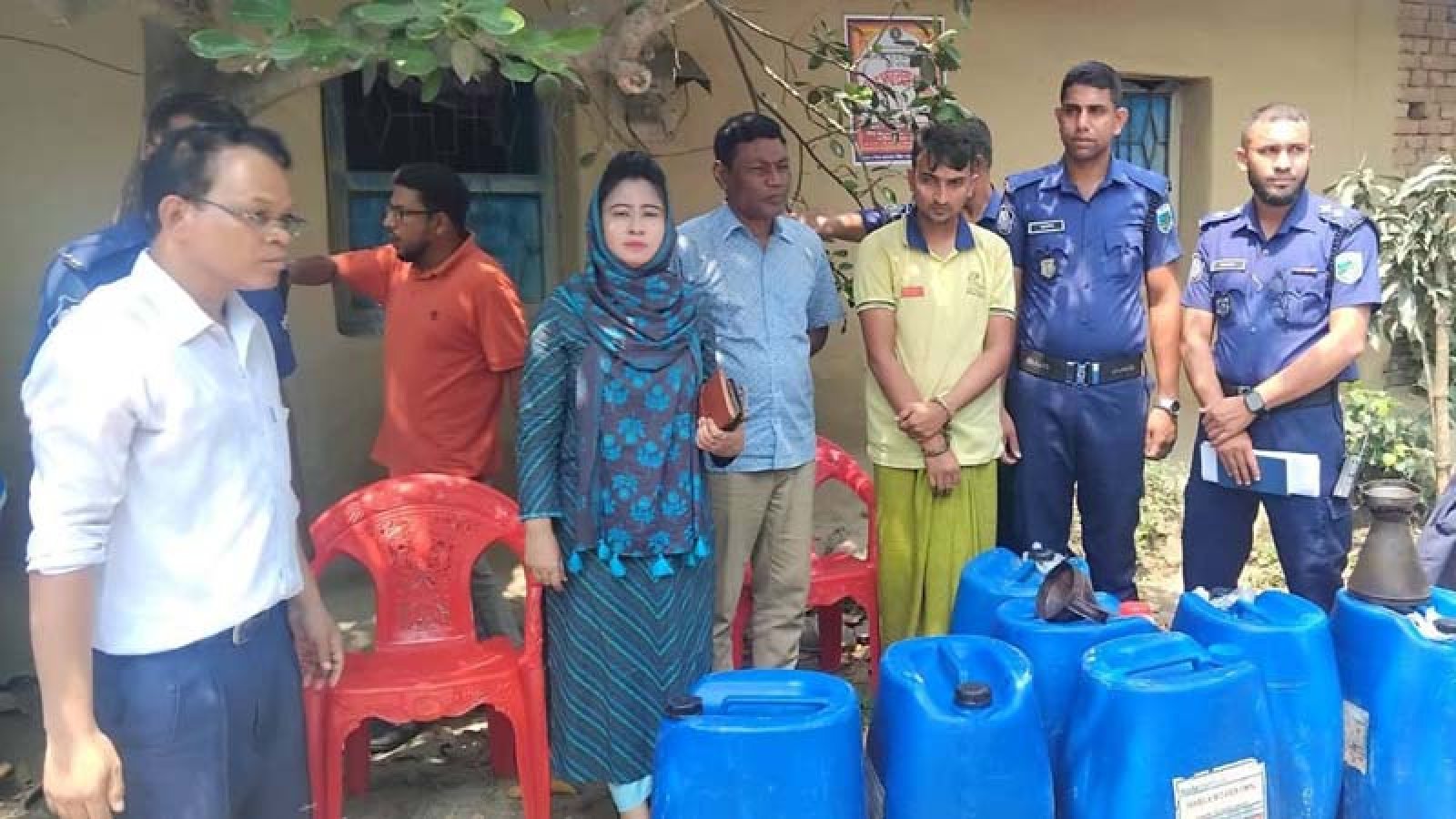 দুর্গাপুরে ৪০০ লিটার তেল জব্দ, ব্যবসায়ীকে ১ লাখ টাকা জরিমানা