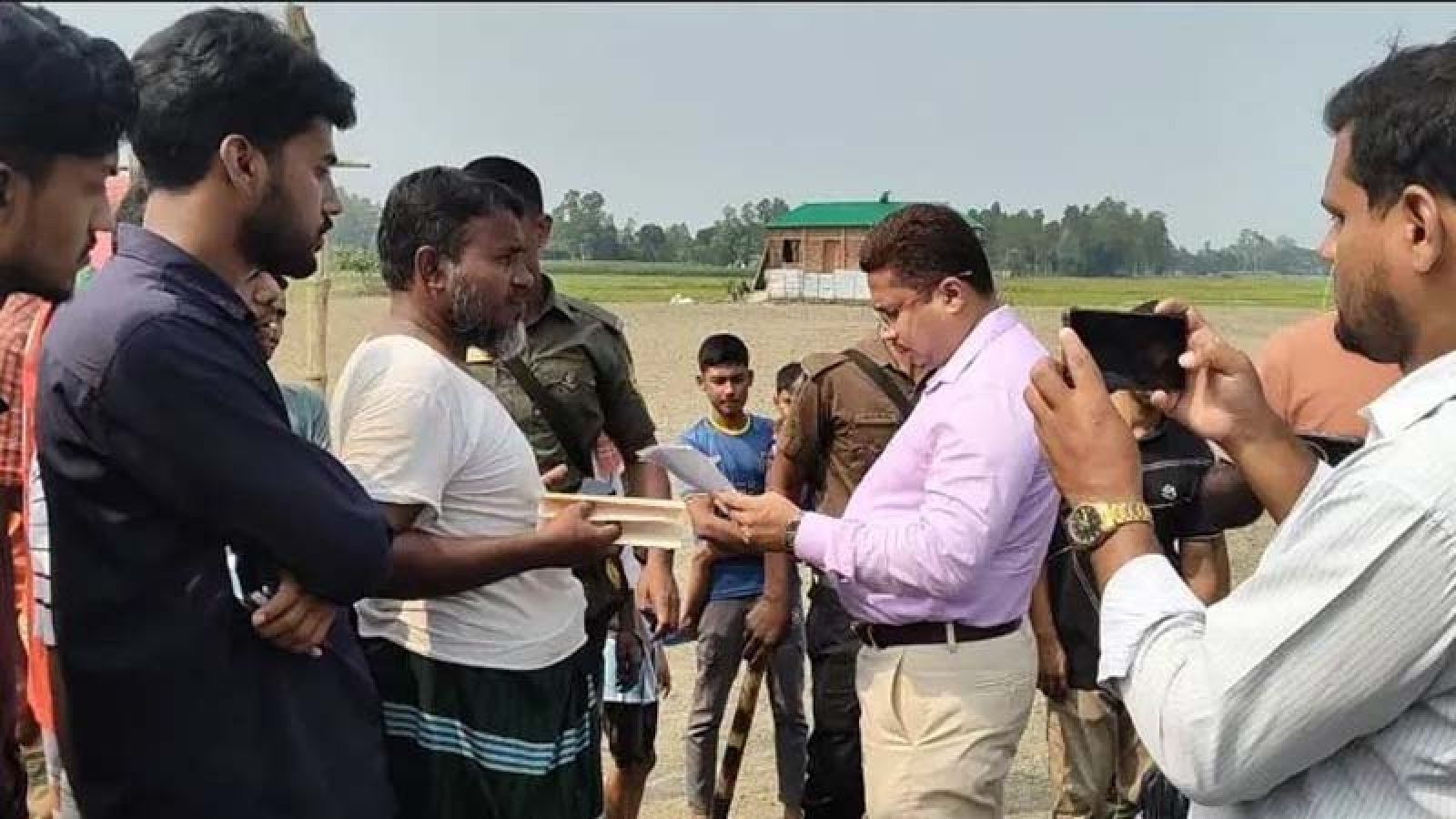 সিরাজগঞ্জে দখলমুক্ত হলো সরকারি খেলার মাঠ