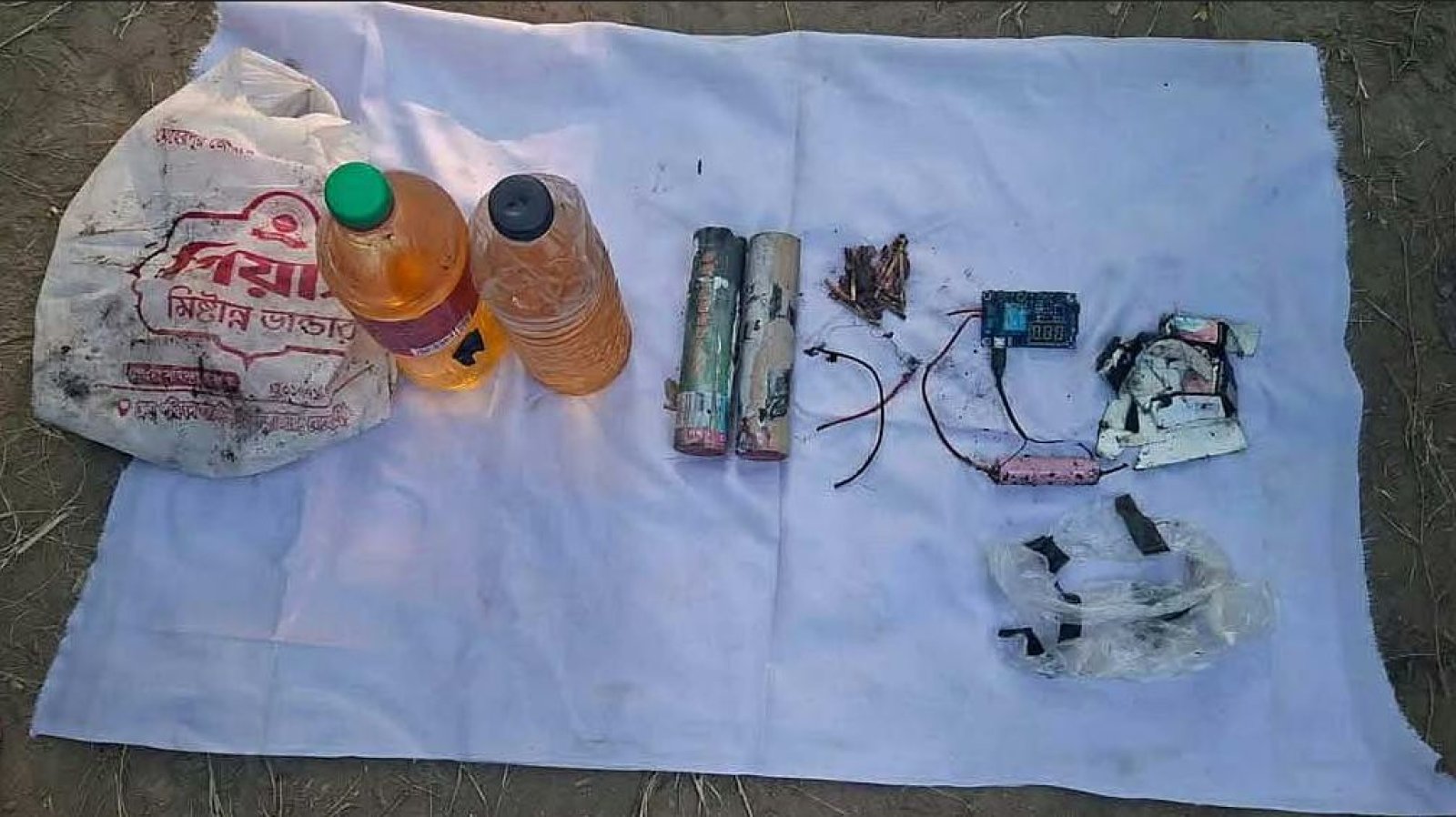 লালন শাহের মাজার প্রাঙ্গণে ‘বোমাসদৃশ ডিভাইস’