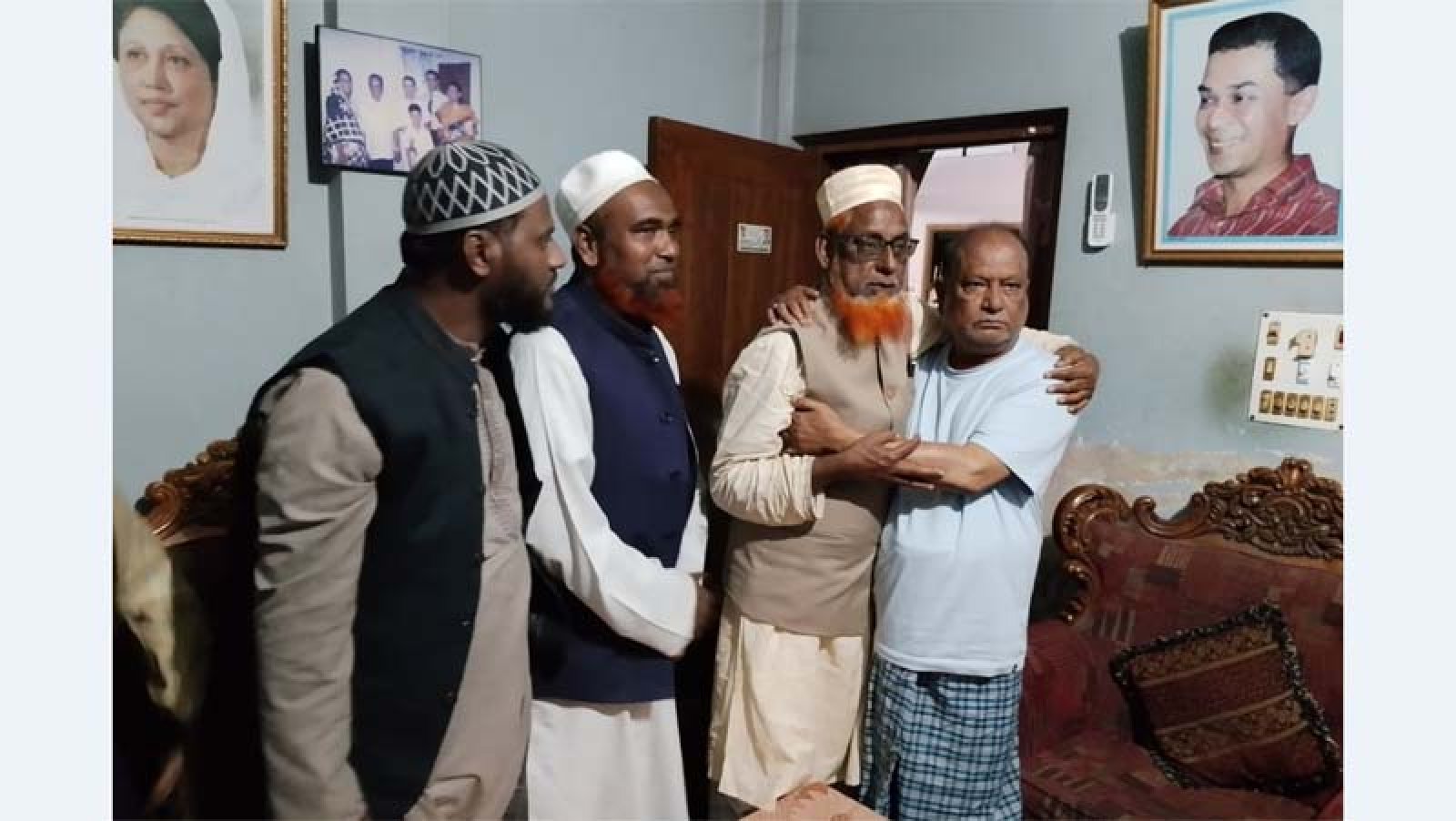 নওগাঁ-২ আসনে সৌহার্দ্যের নজির : প্রতিদ্বন্দ্বীর বাড়িতে নবনির্বাচিত এমপি এনামুল হকের শুভেচ্ছা