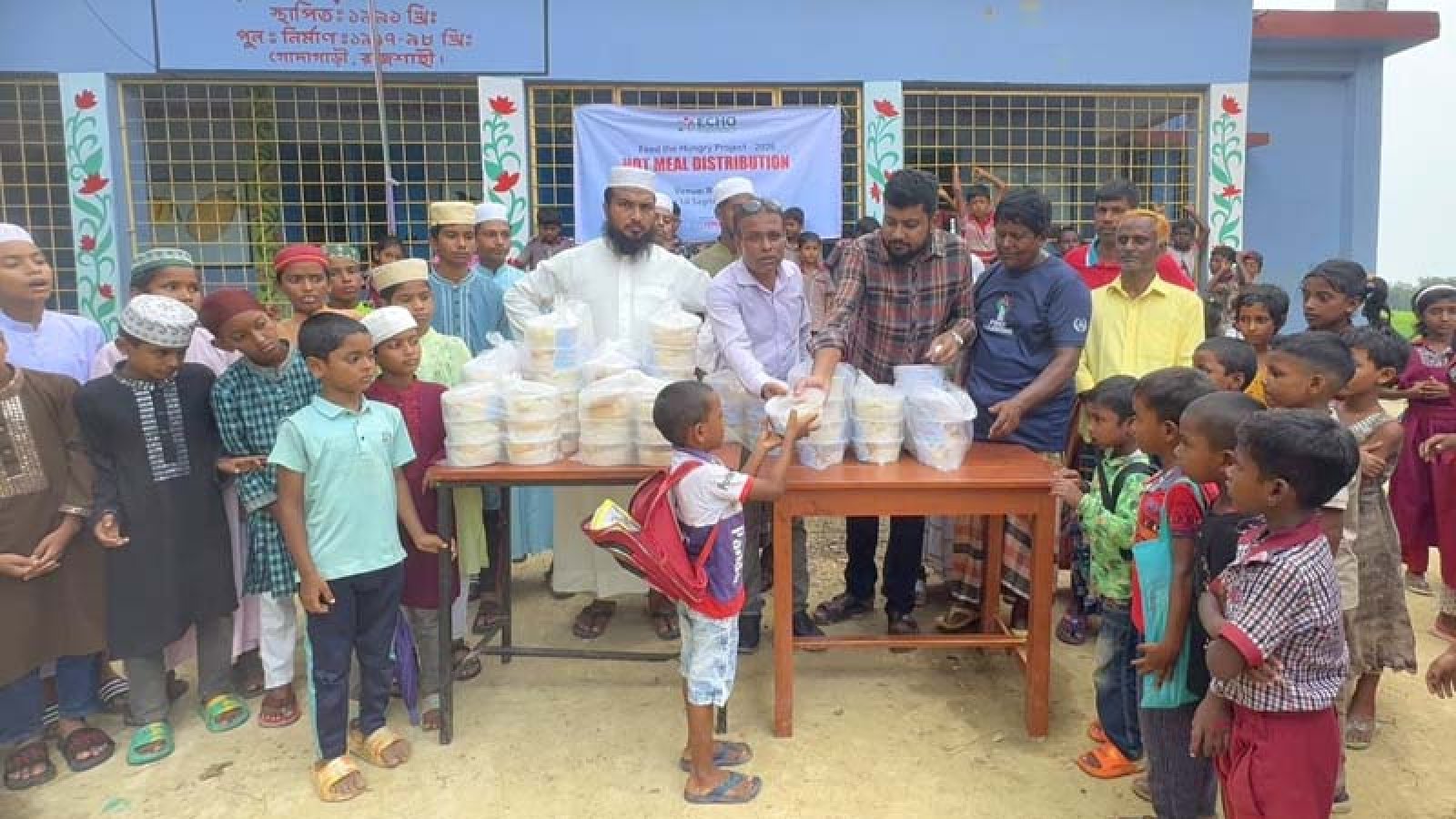 চার শতাধিক শিশু ও অসহায় মানুষ পেল খাবার
