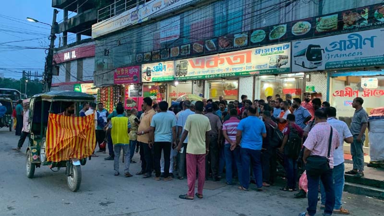 পরিবহন শ্রমিকদের দ্বন্দ্ব, মঙ্গলবার থেকে বাস চলাচল বন্ধ