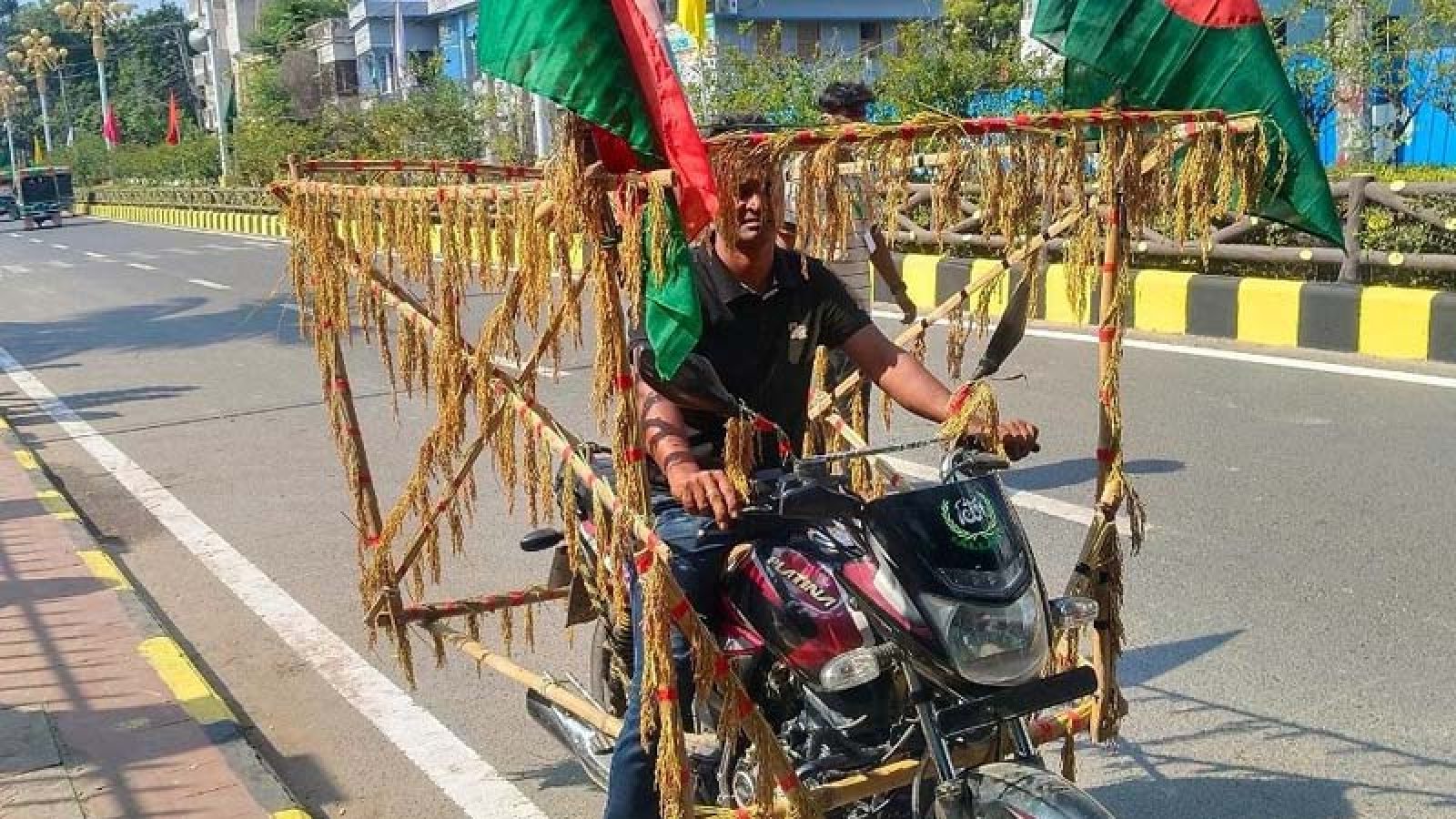 ৮০ কি.মি পাড়ি দিয়ে ধানের শীষে সাজানো মোটরসাইকেল নিয়ে জনসভাস্থলে আসাদুল