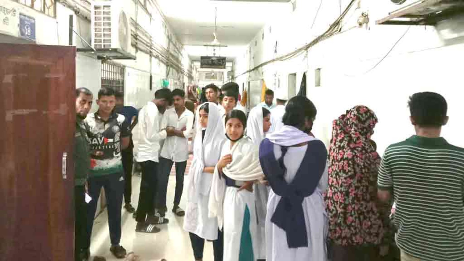 শিক্ষকের মুক্তির দাবিতে মিছিল, দুর্বৃত্তের হামলায় আহত ১০ স্কুলশিক্ষার্থী