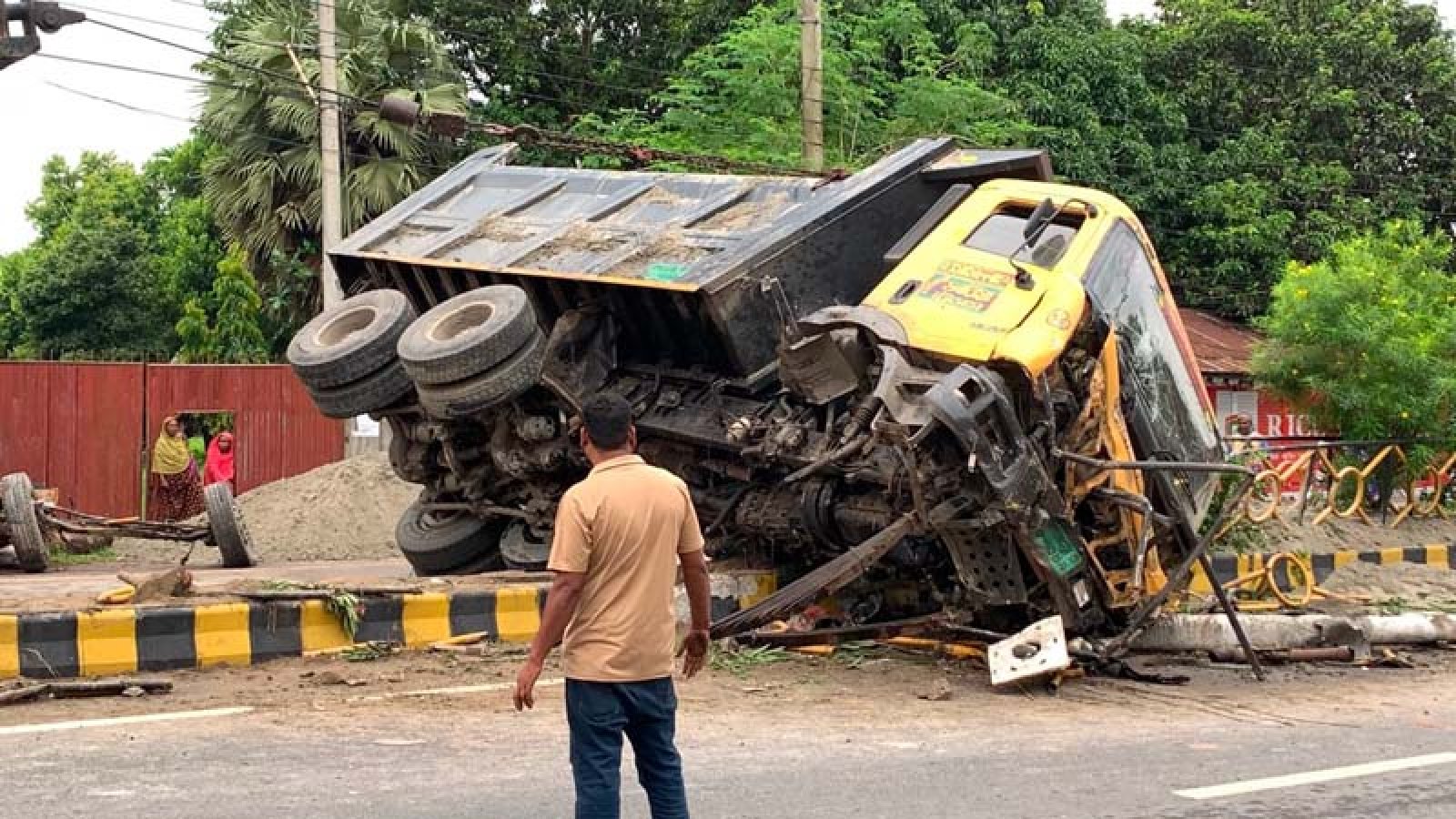 বালুবোঝাই ড্রামট্রাক উল্টে গেল আইল্যান্ডে