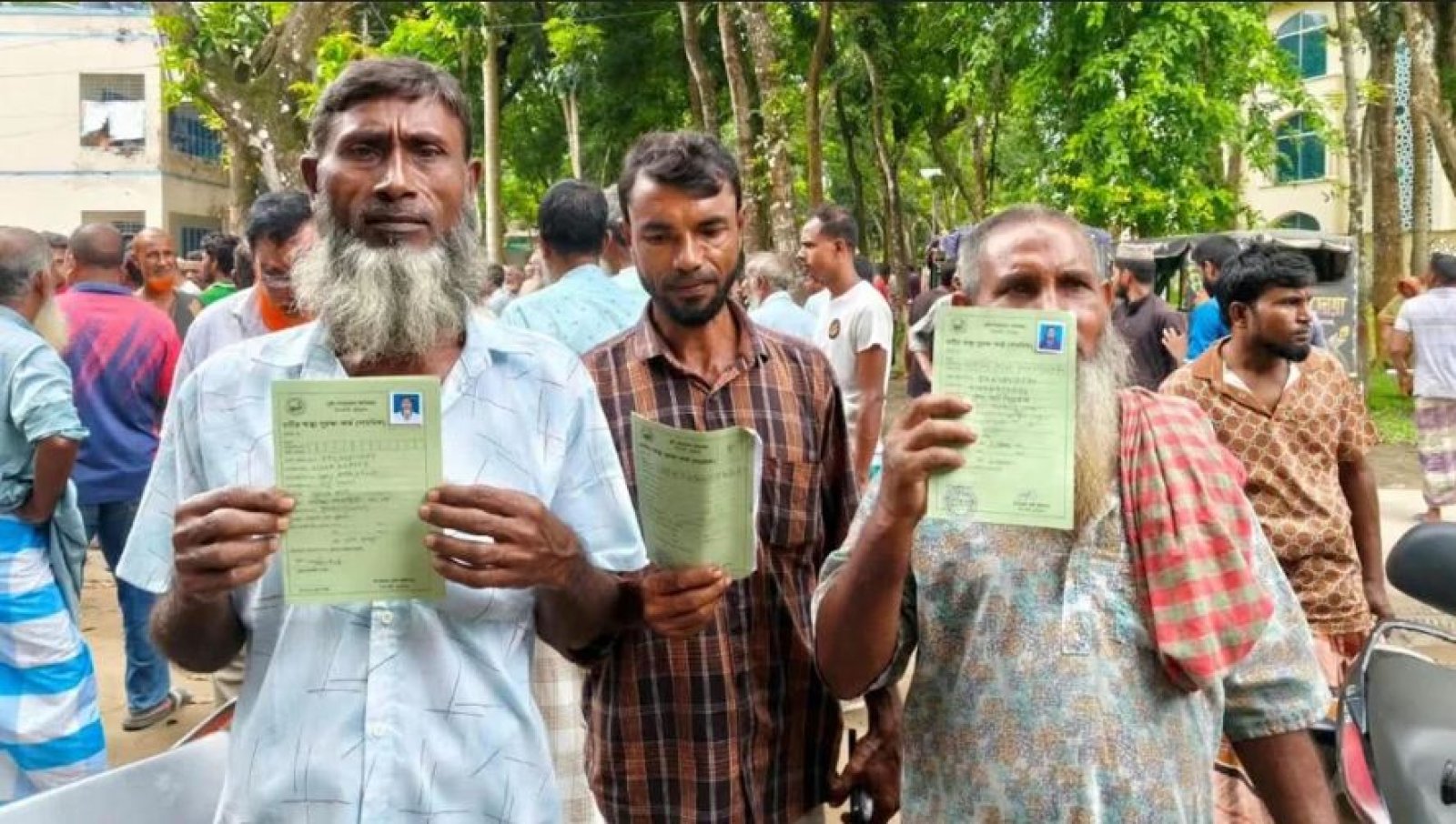 ‘তিন দিন ঘুরছি, সার পাই নাই: মারি ফেলার বুদ্ধি করছে’