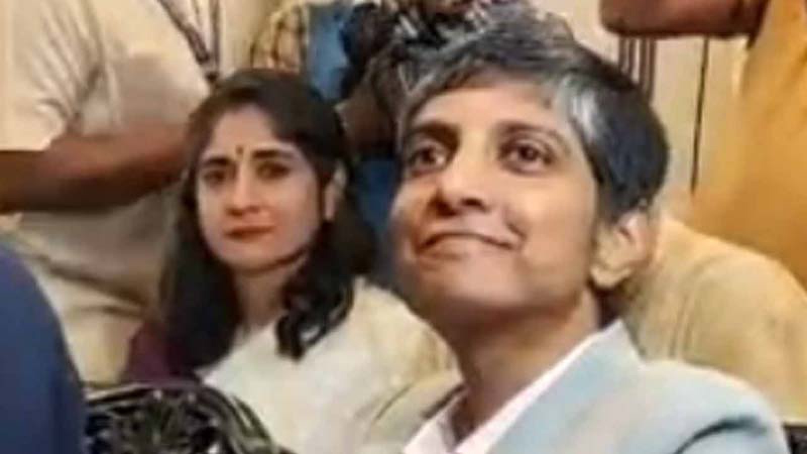 সঙ্গিনীকে সঙ্গে নিয়ে মনোনয়ন মেনকার, প্রথম ঘোষিত সমকামী হিসাবে সংসদের পথে গুরুস্বামী