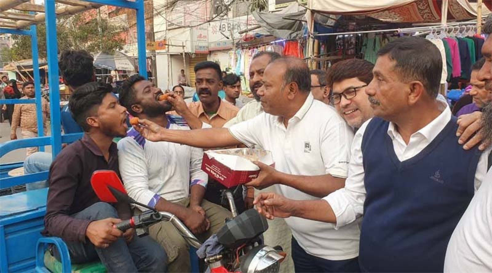 মিনু মন্ত্রী হওয়ায় রাজশাহীবাসীর মাঝে আনন্দের জোয়ার, মিষ্টি বিতরণ