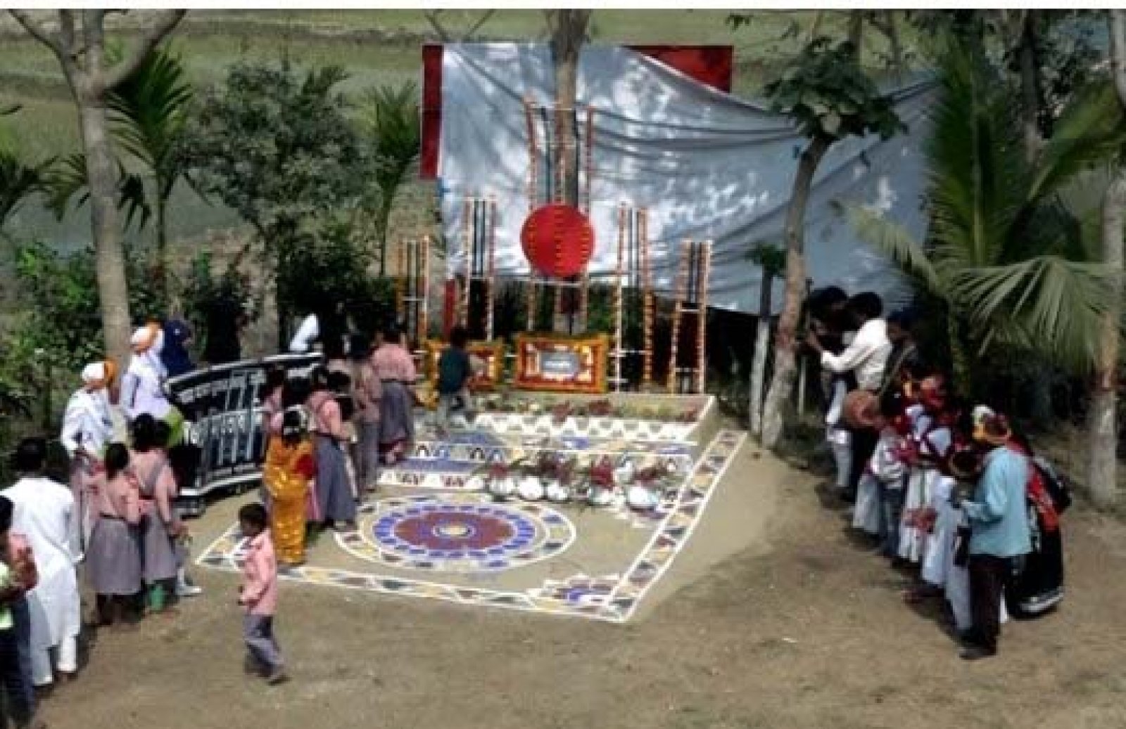 বাবুডাইং  আলোর পাঠশালায় বাঁশ -কঞ্চি দিয়ে তৈরি শহীদ মিনারে শিক্ষার্থীদের  শ্রদ্ধা