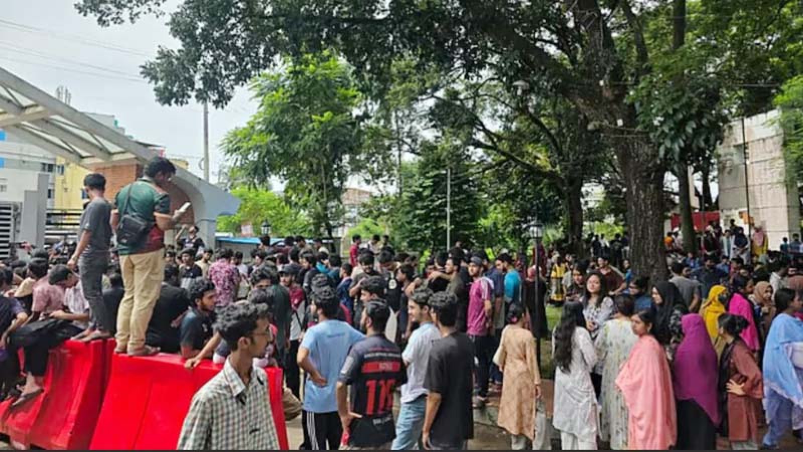 চুয়েটে কমপ্লিট শাটডাউন দিয়েছেন শিক্ষার্থীরা