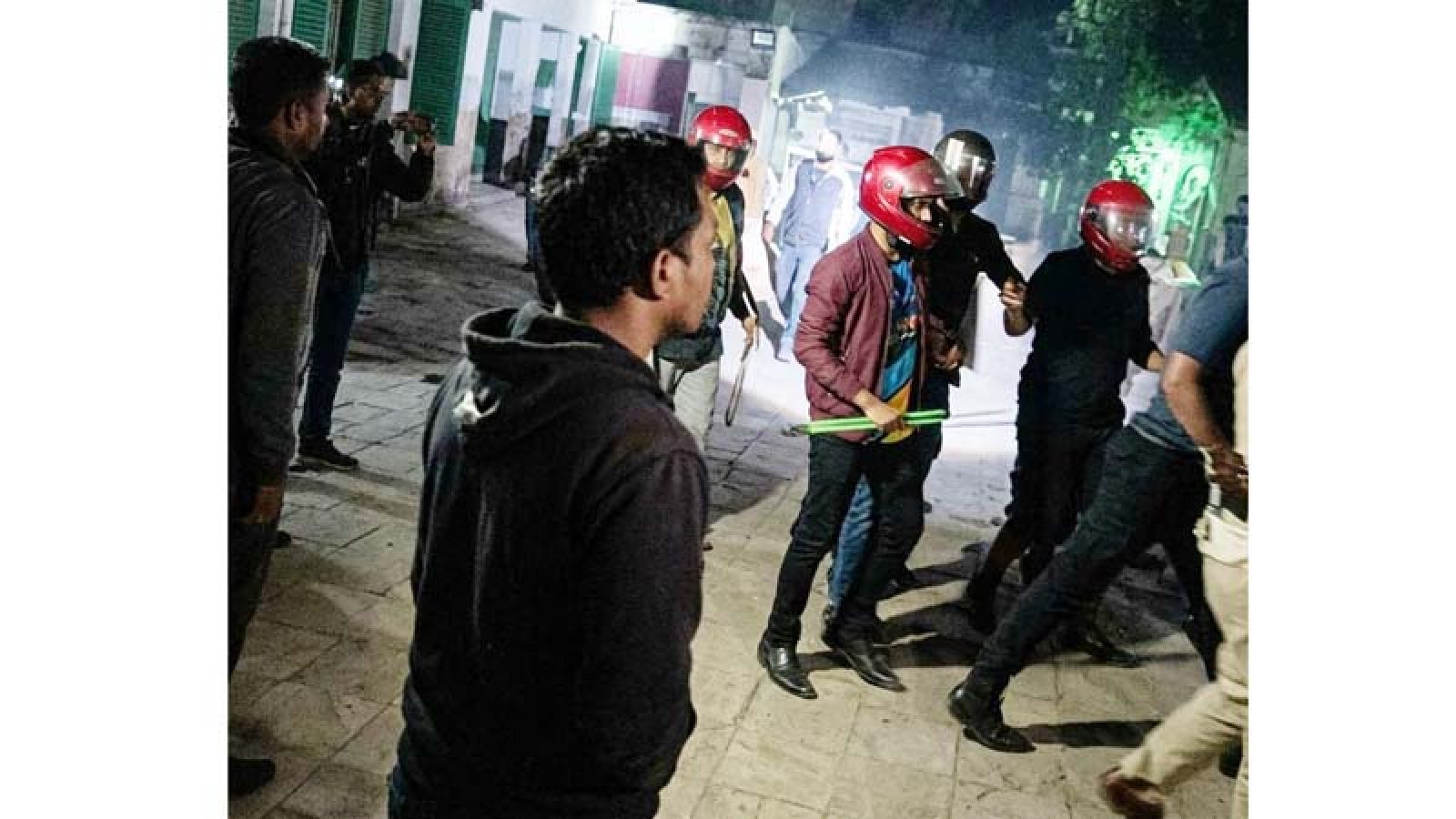 বেড়ায় ফুটবল খেলাকে কেন্দ্র করে সংঘর্ষ, আহত অর্ধশতাধিক