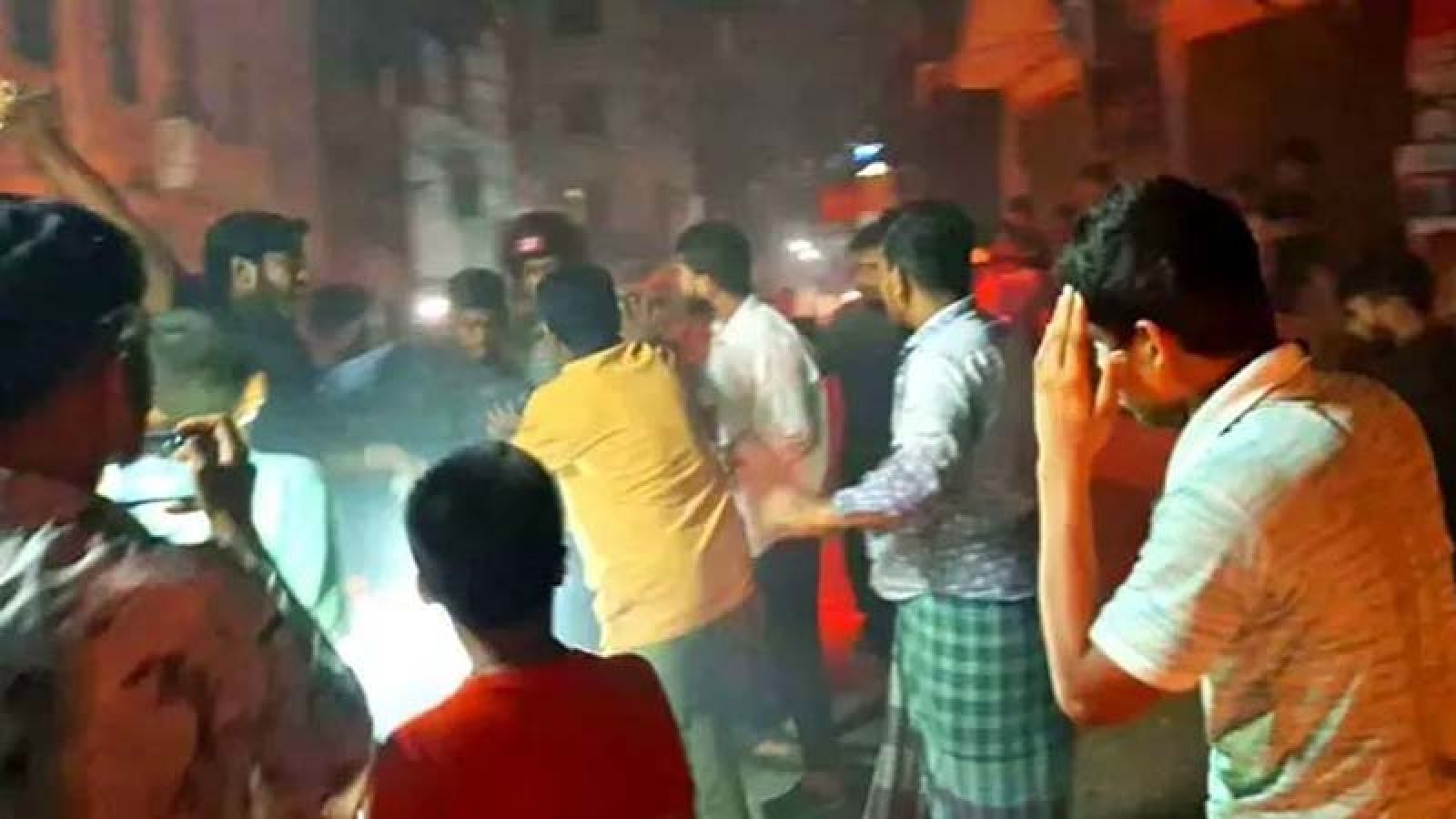 ‘ধর্ষককে আমাদের হাতে তুলে দিন, আমরা মেরে ফেলব’