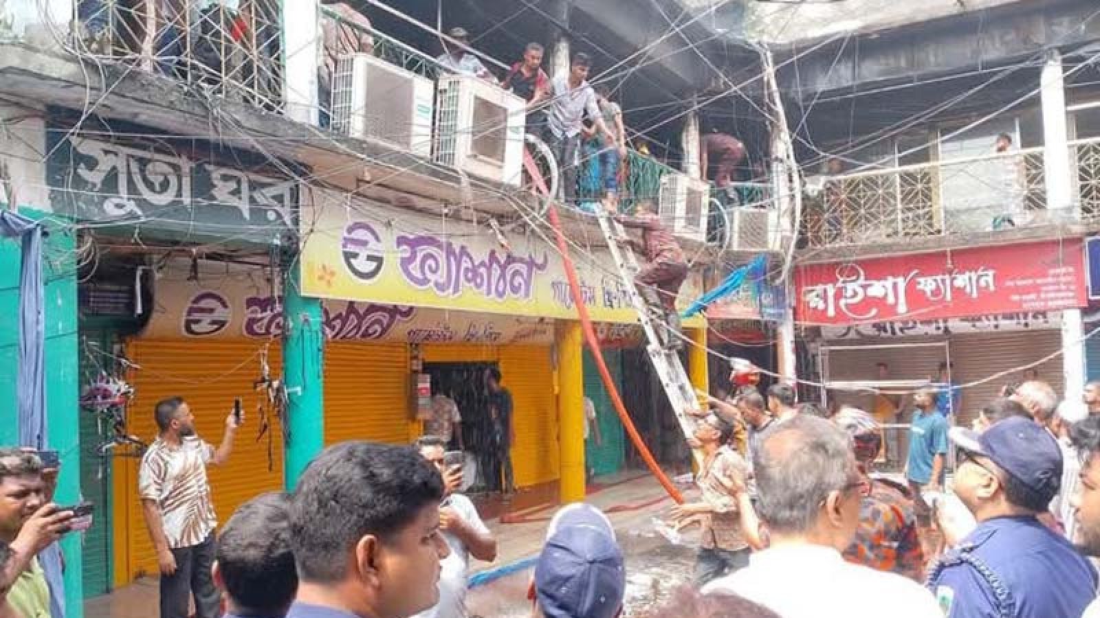 চাঁপাইনবাবগঞ্জে নিউ মার্কেটের কাপড়ের দোকানে আগুন