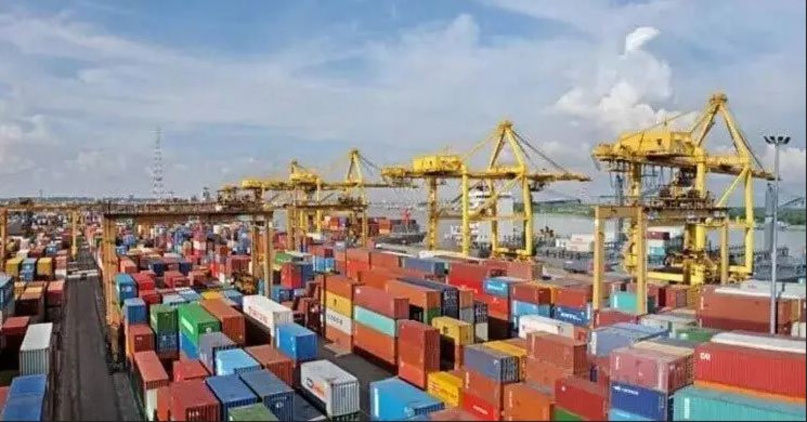 চট্টগ্রাম বন্দরের অবস্থা স্বাভাবিক, বিশৃঙ্খলা করলে আইনি ব্যবস্থা : চেয়ারম্যান
