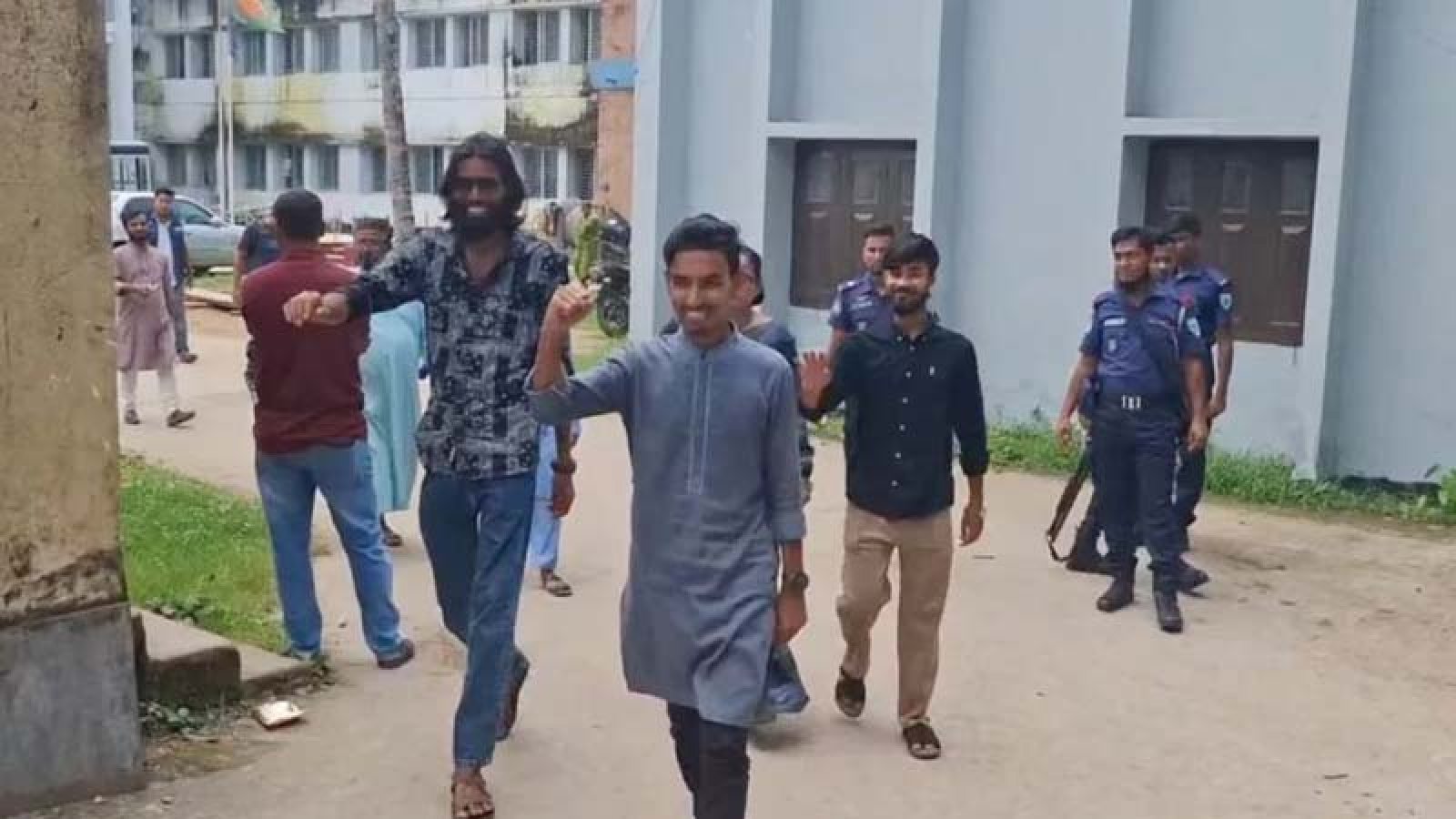২১ ঘণ্টা পর মুচলেকা নিয়ে ছাড়া হলো মাহদীসহ তিন জনকে