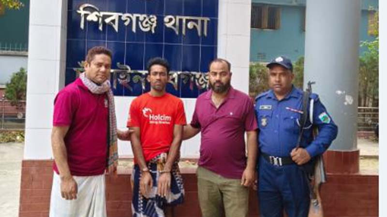 শিবগঞ্জ কৃষক সেজে আসামি ধরল পুলিশ