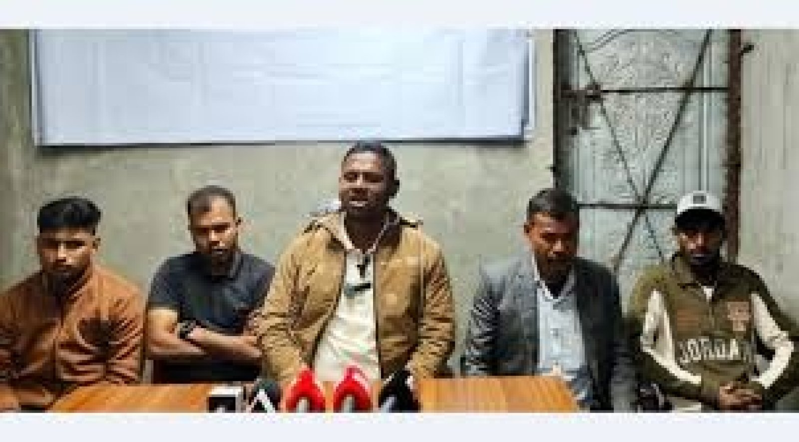 ঈশ্বরদীতে বিএনপি নেতাদের চাঁদা দাবি ও মালামাল লুটের পাল্টাপাল্টি অভিযোগ