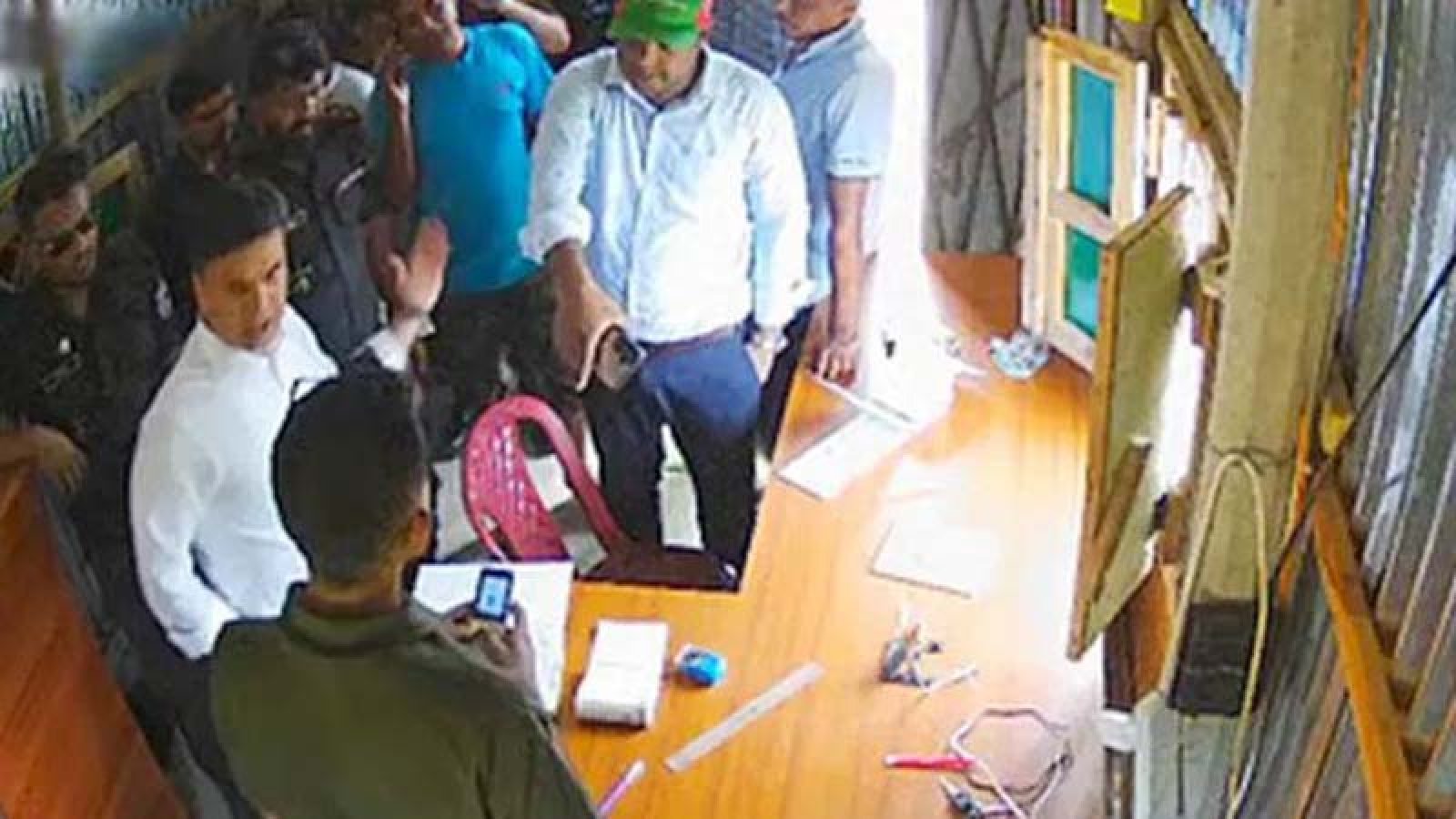 বালুর ঘাটে ইজারাদারের কর্মীকে ইউএনওর থাপ্পড়, লাঠিপেটার ভিডিও ভাইরাল