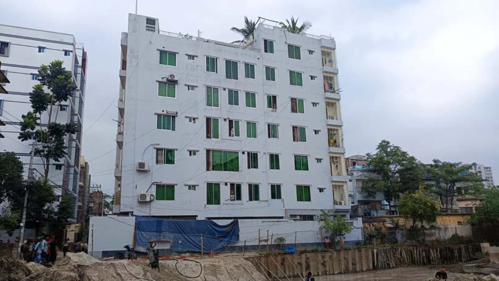 বহুতল ভবন নির্মাণে ঝুঁকিতে আরেক ভবন, আতঙ্কে বাসিন্দারা
