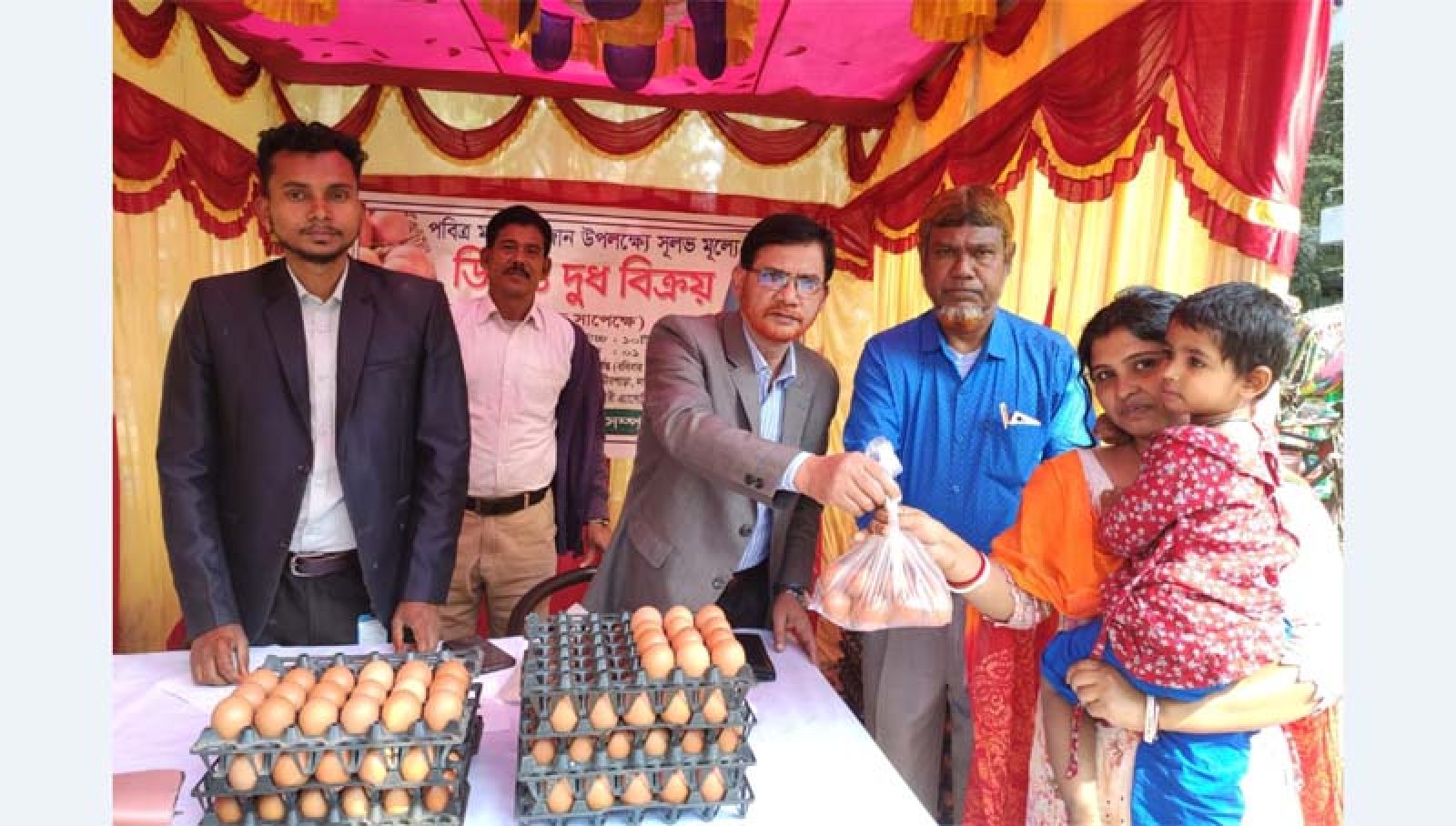 নাটোরে সাড়া ফেলেছে সুলভ মূল্যে দুধ ও ডিম বিক্রি কার্যক্রম